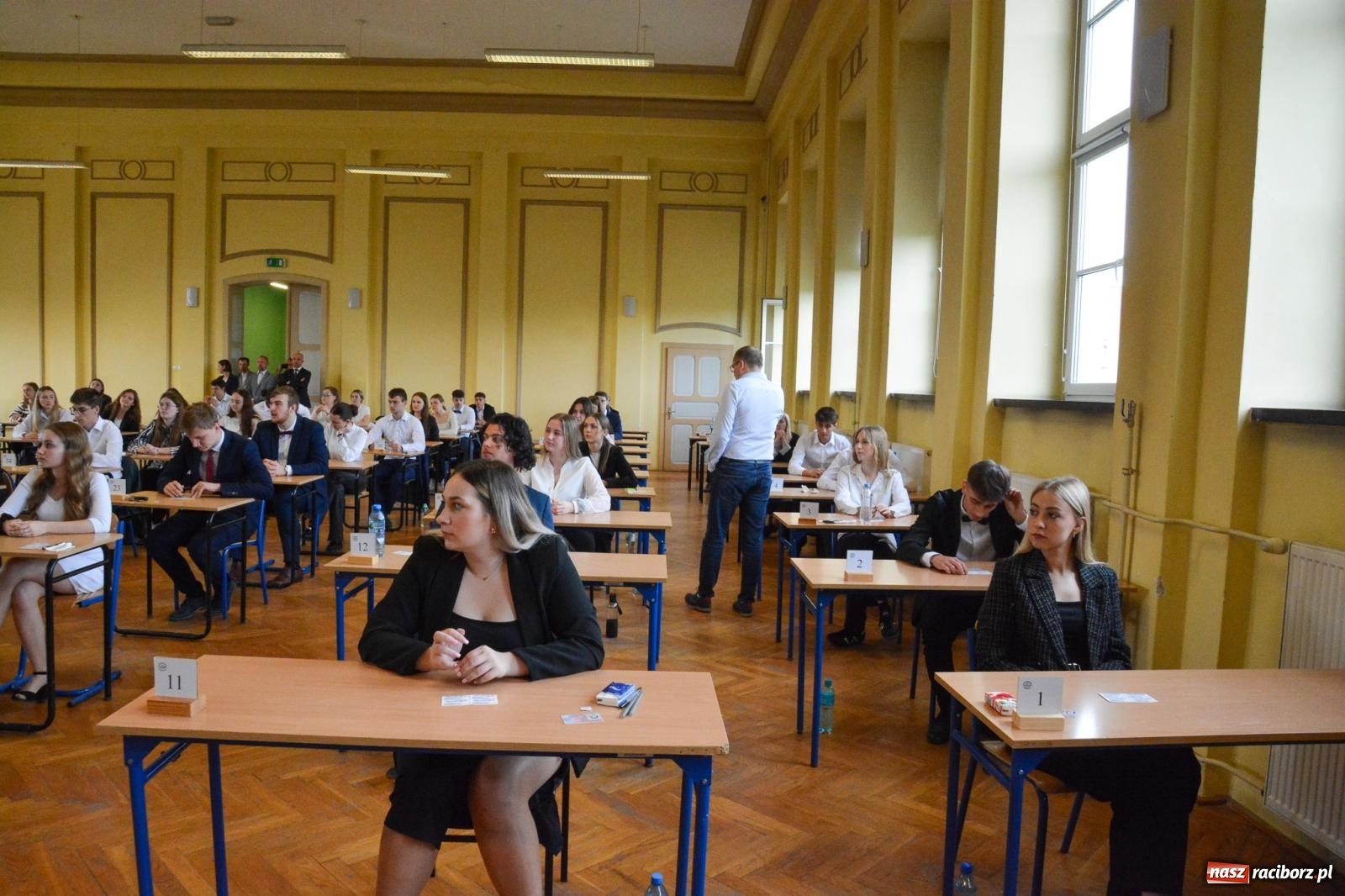 Zdjęcie w galerii na portalu naszraciborz.pl: Egzamin dojrzałości w raciborskim Ekonomiku. Maturzyści obstawiali Lalkę wiadomości z regionu