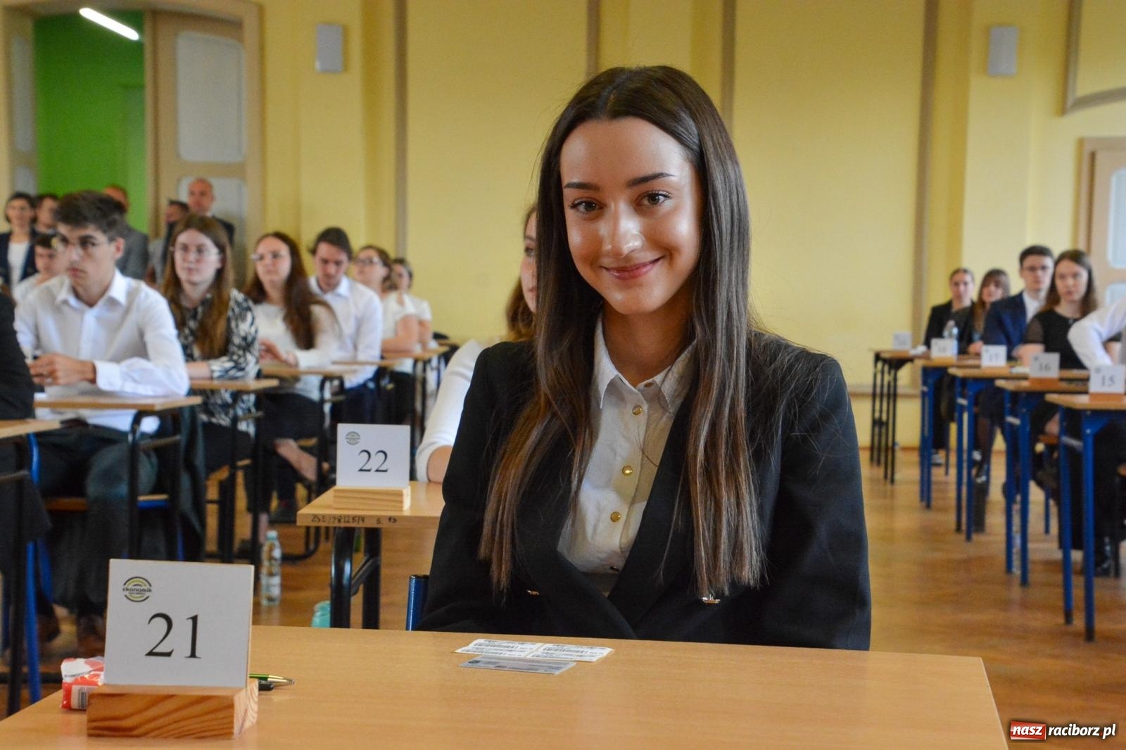 Zdjęcie w galerii na portalu naszraciborz.pl: Egzamin dojrzałości w raciborskim Ekonomiku. Maturzyści obstawiali Lalkę wiadomości z regionu