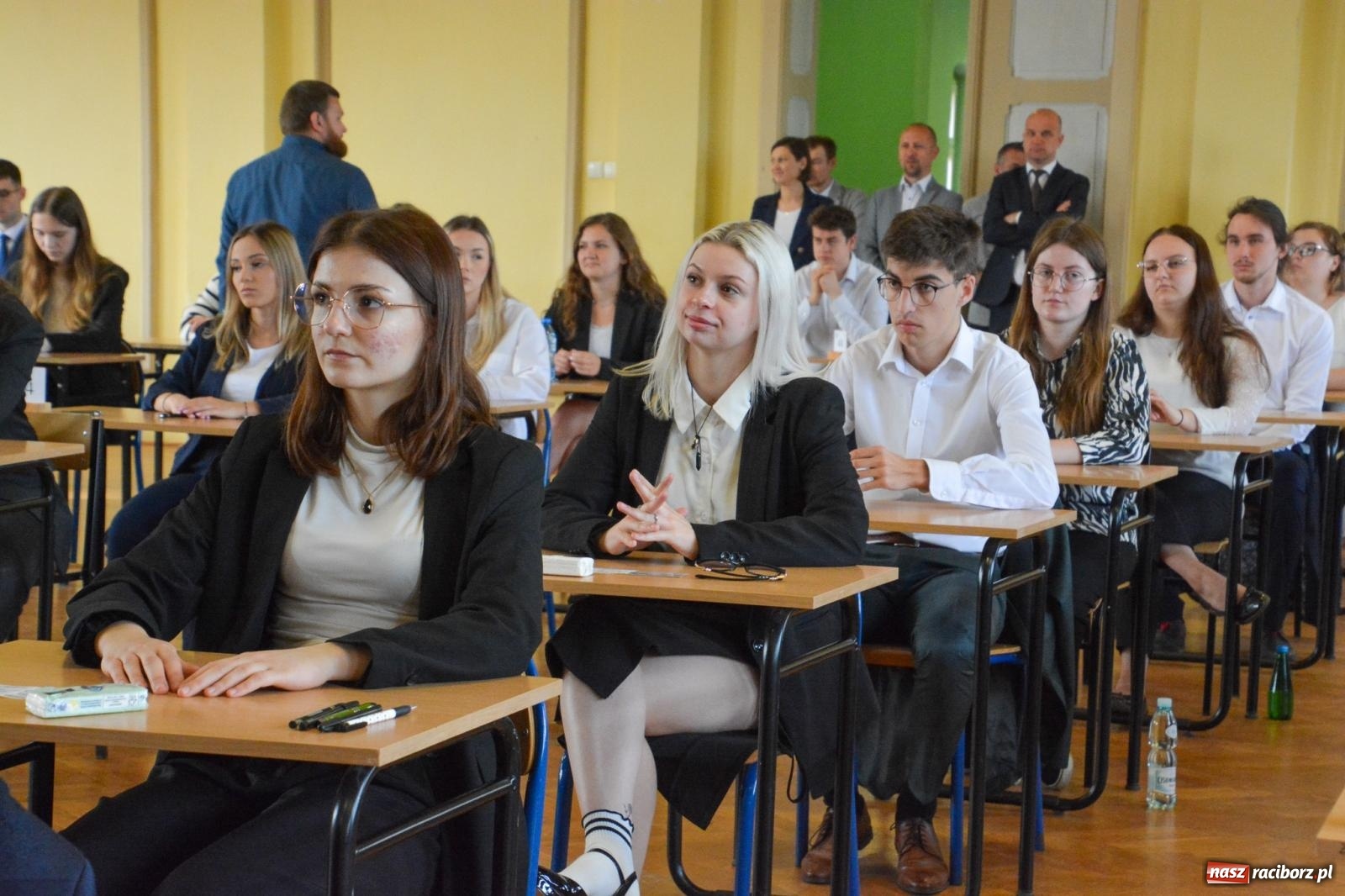 Zdjęcie w galerii na portalu naszraciborz.pl: Egzamin dojrzałości w raciborskim Ekonomiku. Maturzyści obstawiali Lalkę wiadomości z regionu