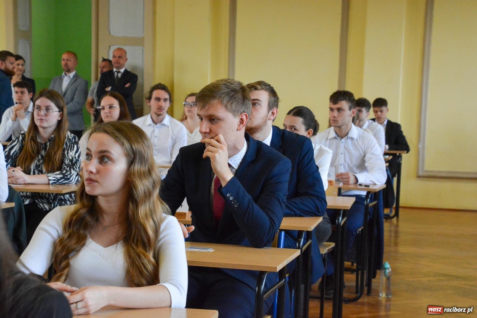 Zdjęcie w galerii na portalu naszraciborz.pl: Egzamin dojrzałości w raciborskim Ekonomiku. Maturzyści obstawiali Lalkę wiadomości z regionu