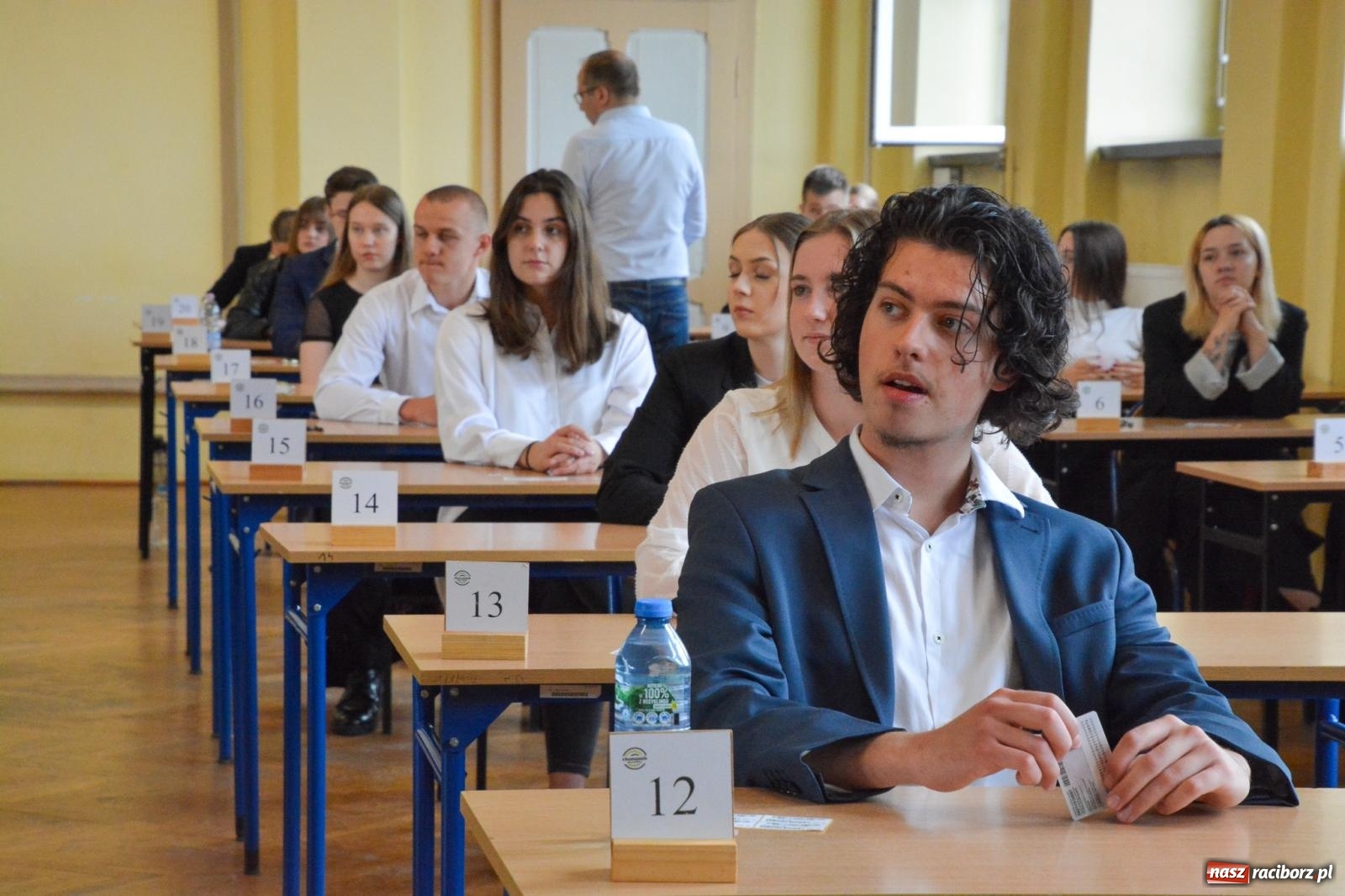 Zdjęcie w galerii na portalu naszraciborz.pl: Egzamin dojrzałości w raciborskim Ekonomiku. Maturzyści obstawiali Lalkę wiadomości z regionu