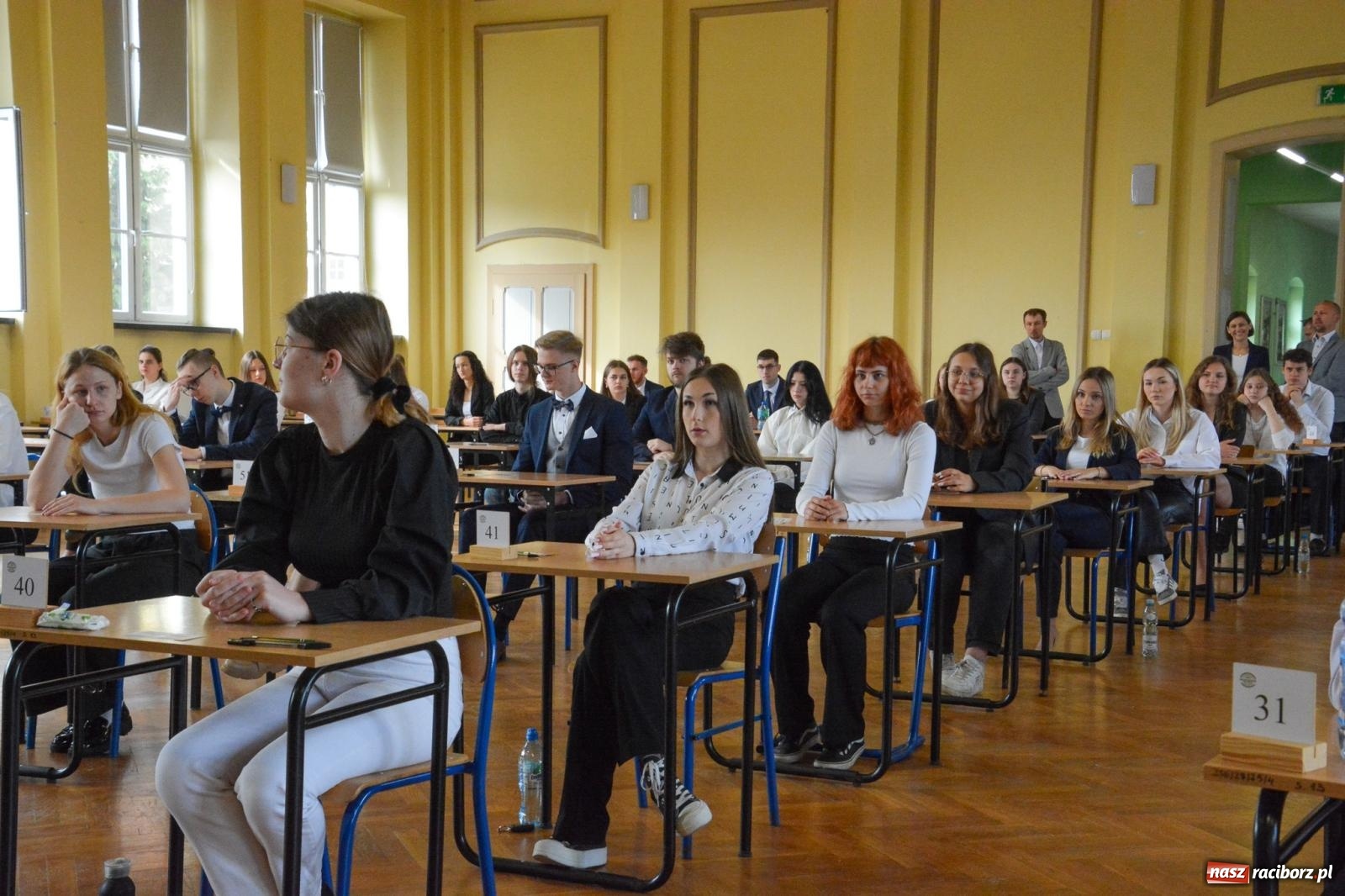 Zdjęcie w galerii na portalu naszraciborz.pl: Egzamin dojrzałości w raciborskim Ekonomiku. Maturzyści obstawiali Lalkę wiadomości z regionu