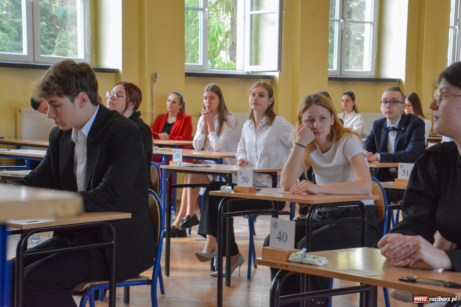 Zdjęcie w galerii na portalu naszraciborz.pl: Egzamin dojrzałości w raciborskim Ekonomiku. Maturzyści obstawiali Lalkę wiadomości z regionu