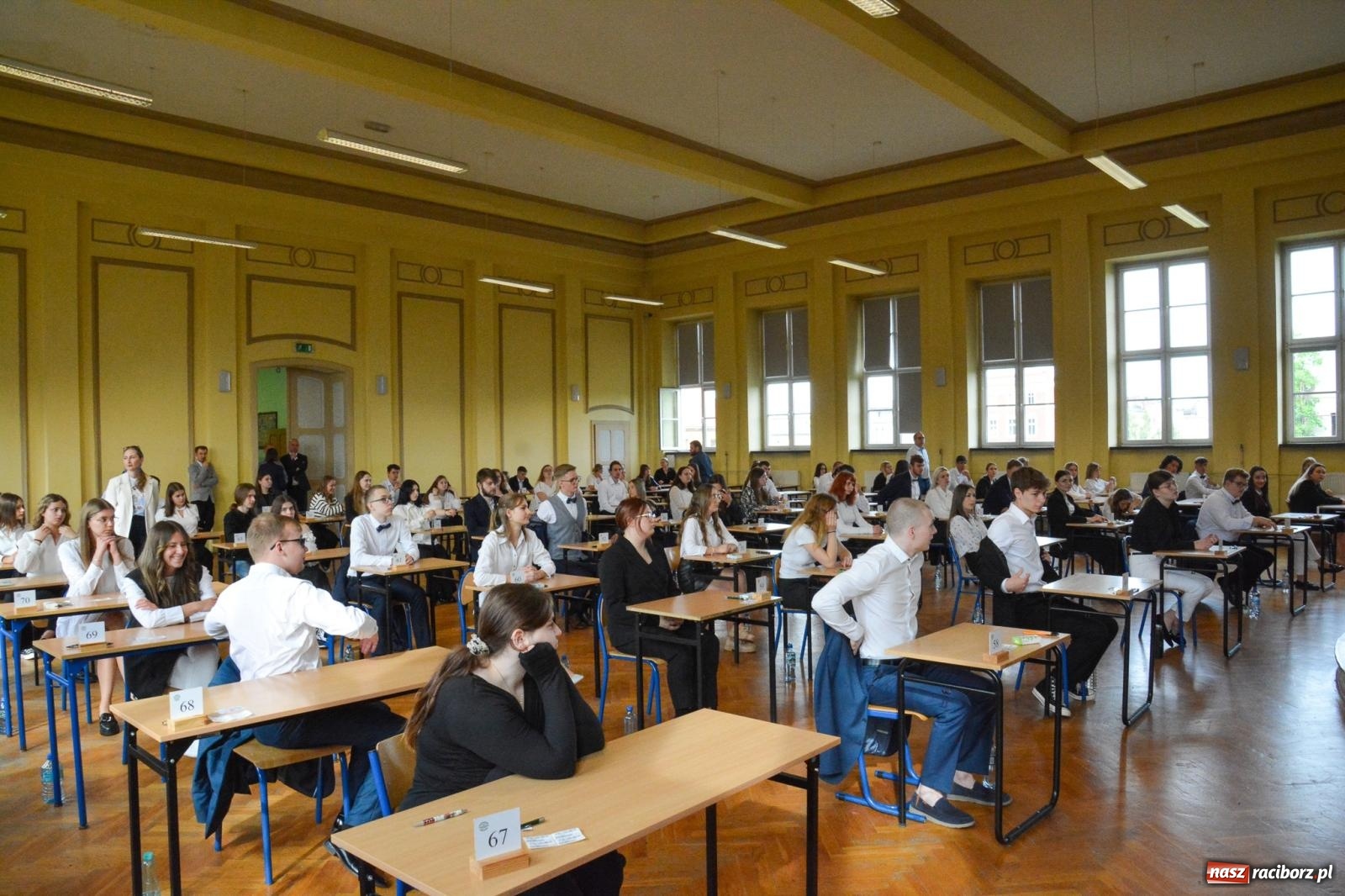 Zdjęcie w galerii na portalu naszraciborz.pl: Egzamin dojrzałości w raciborskim Ekonomiku. Maturzyści obstawiali Lalkę wiadomości z regionu
