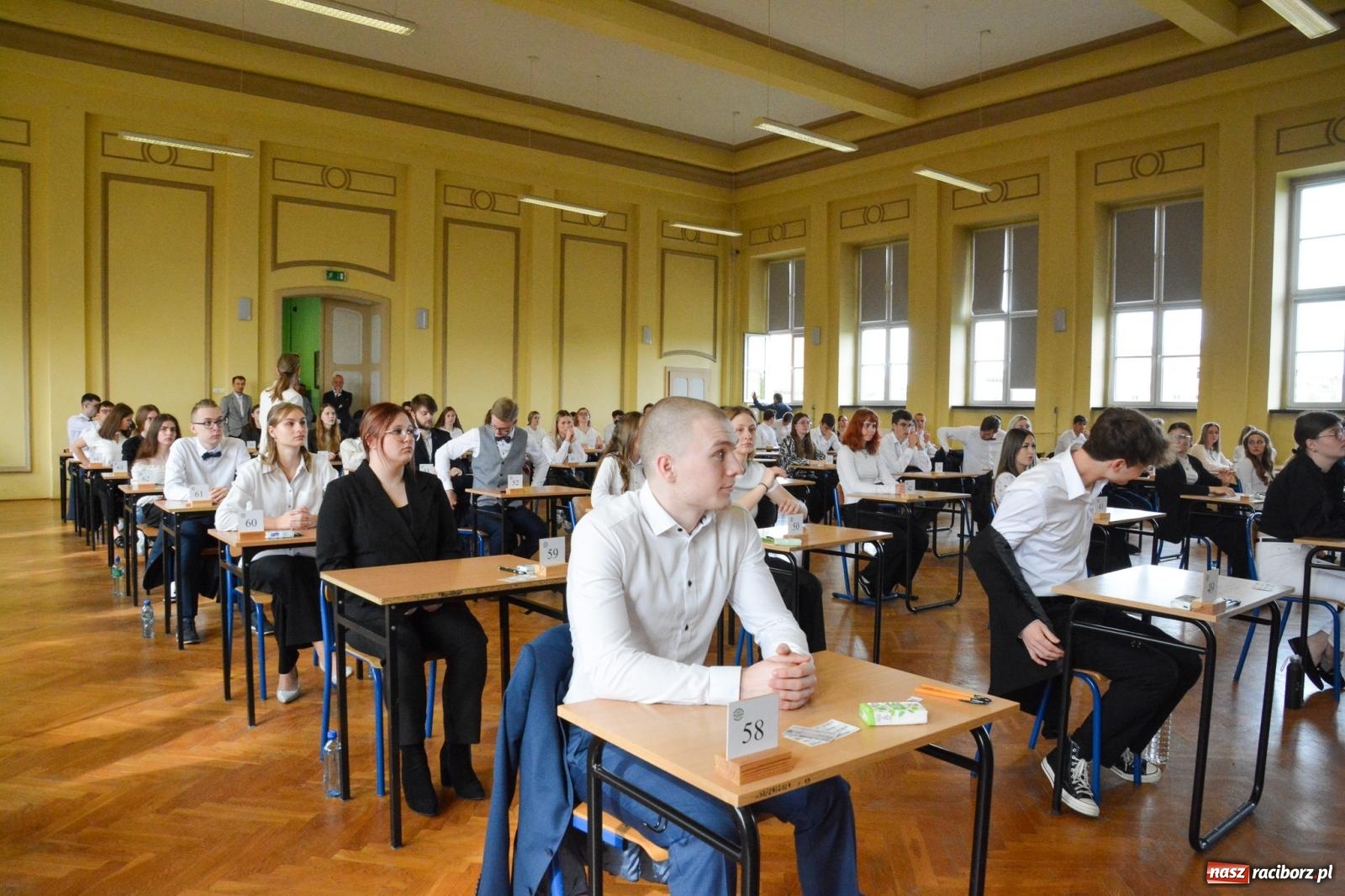 Zdjęcie w galerii na portalu naszraciborz.pl: Egzamin dojrzałości w raciborskim Ekonomiku. Maturzyści obstawiali Lalkę wiadomości z regionu