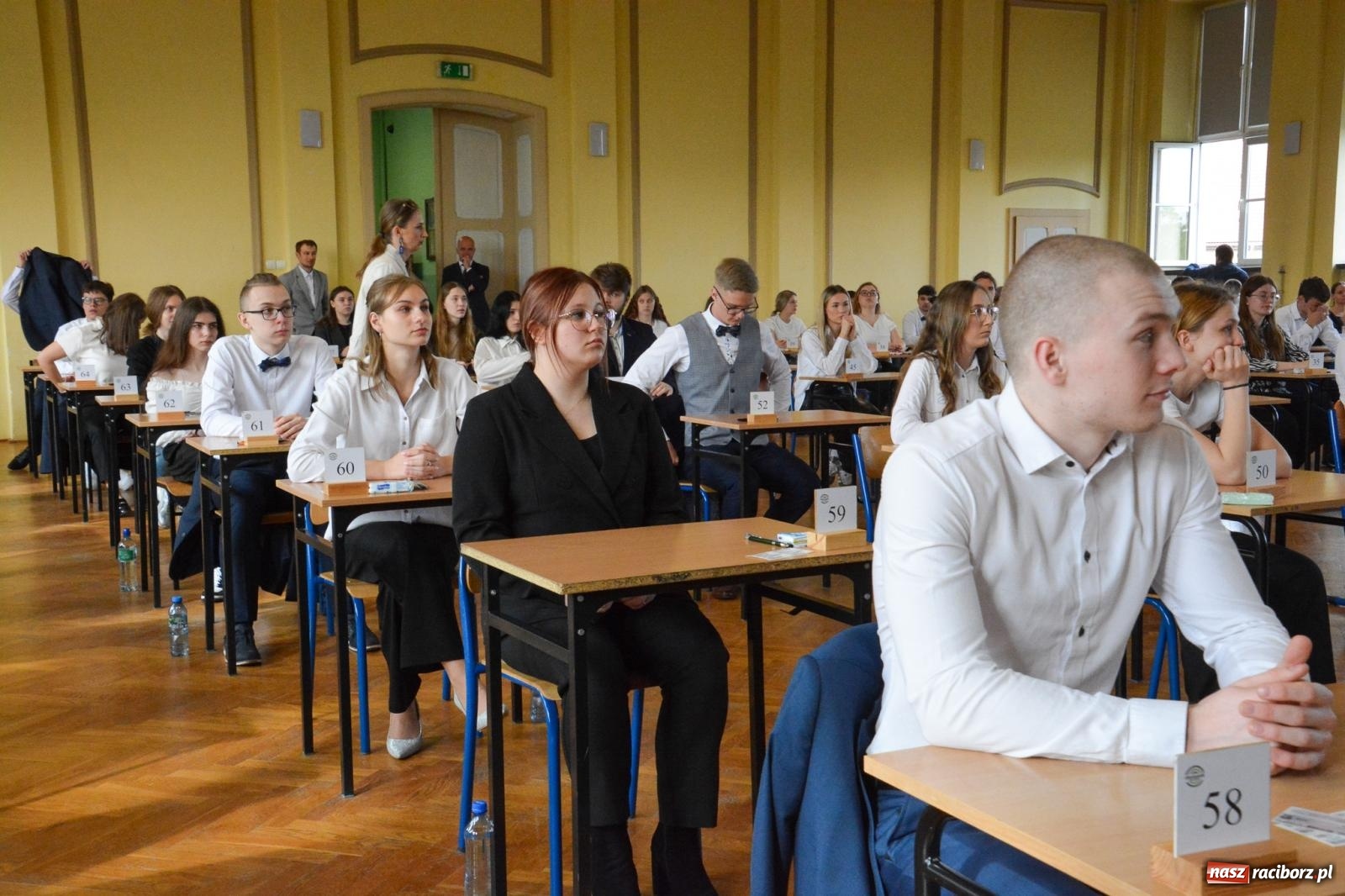 Zdjęcie w galerii na portalu naszraciborz.pl: Egzamin dojrzałości w raciborskim Ekonomiku. Maturzyści obstawiali Lalkę wiadomości z regionu