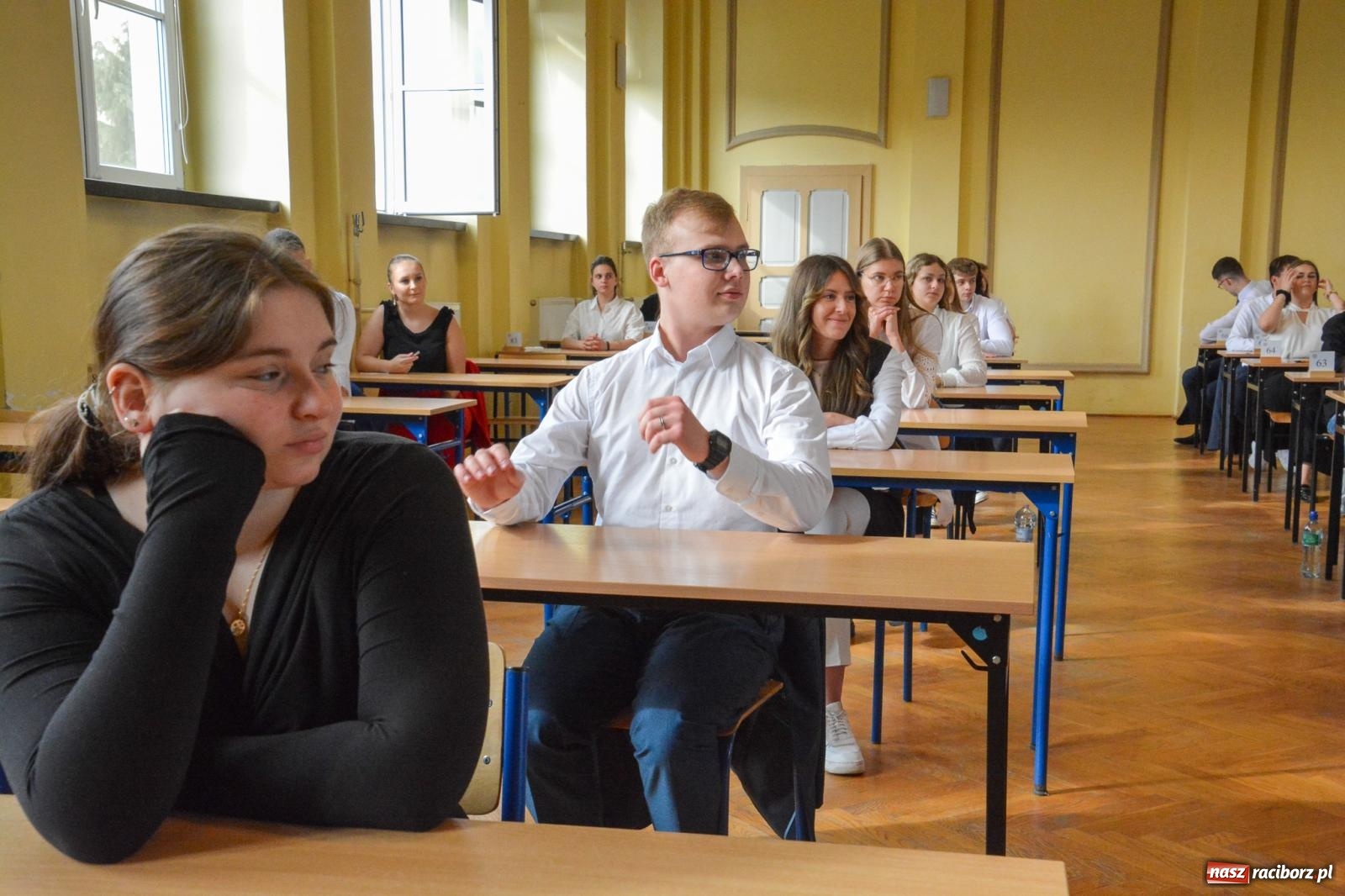 Zdjęcie w galerii na portalu naszraciborz.pl: Egzamin dojrzałości w raciborskim Ekonomiku. Maturzyści obstawiali Lalkę wiadomości z regionu