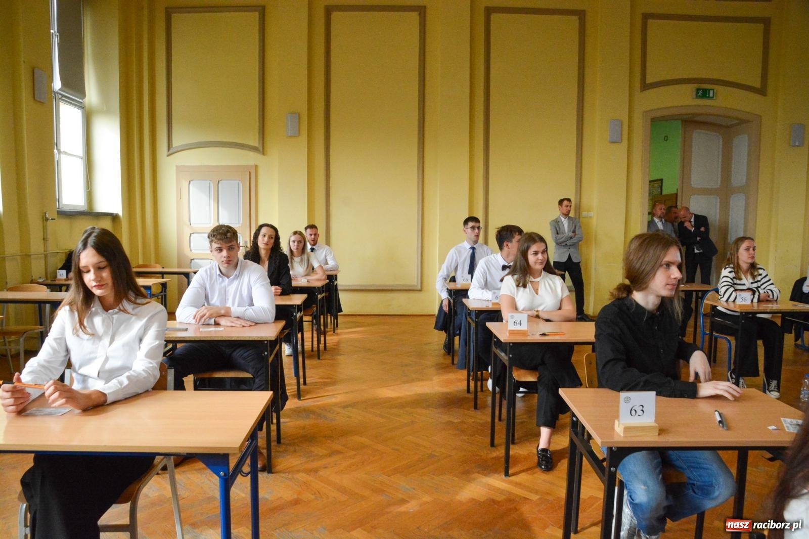 Zdjęcie w galerii na portalu naszraciborz.pl: Egzamin dojrzałości w raciborskim Ekonomiku. Maturzyści obstawiali Lalkę wiadomości z regionu