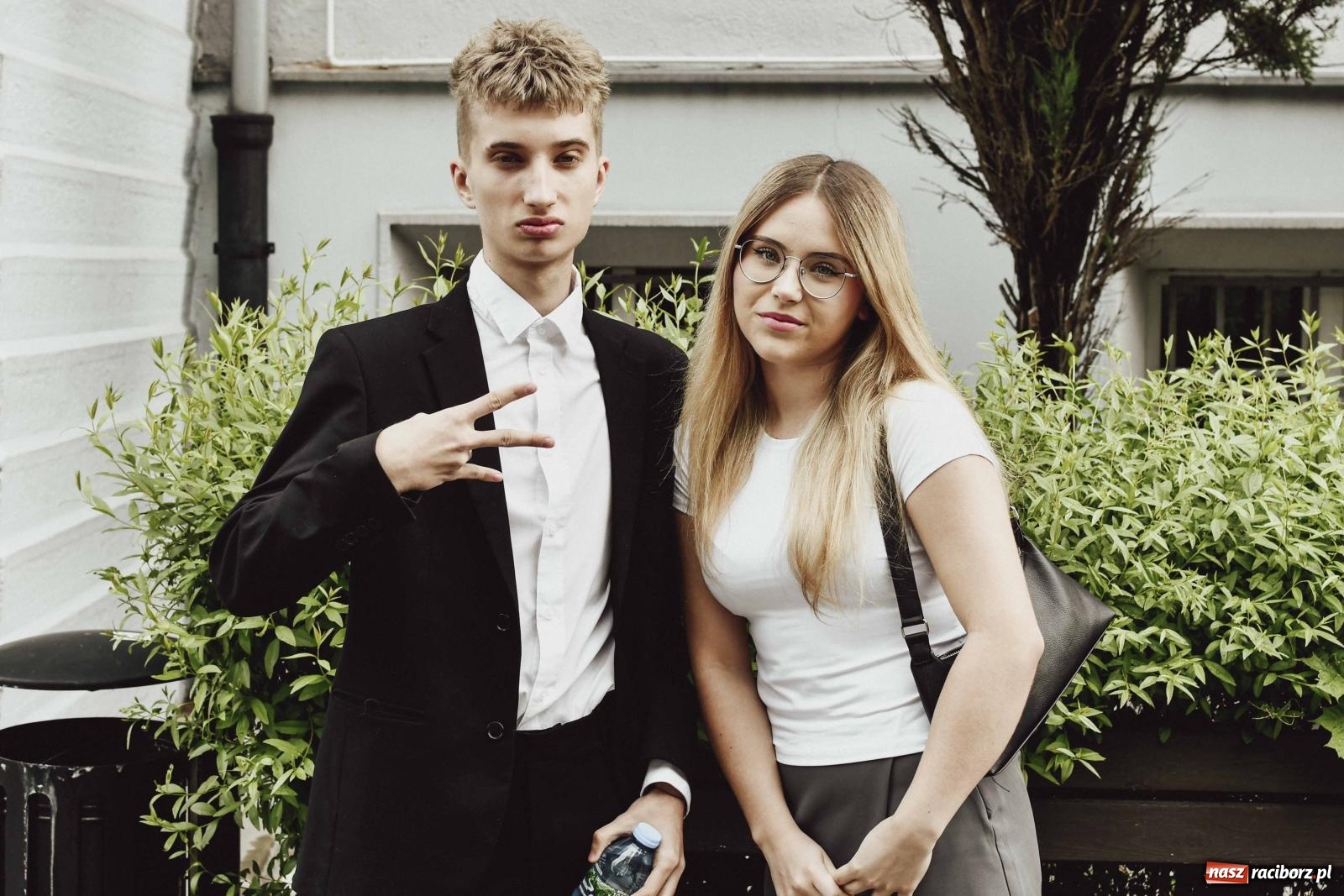 Zdjęcie w galerii na portalu naszraciborz.pl: Absolwenci Mickiewicza piszą egzamin maturalny z języka polskiego wiadomości z regionu