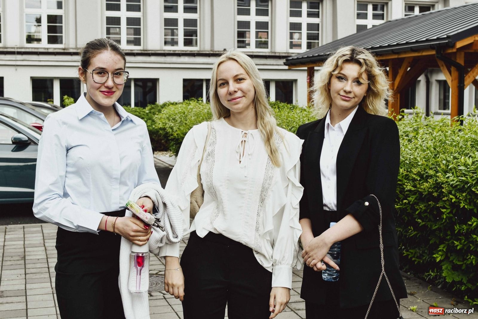 Zdjęcie w galerii na portalu naszraciborz.pl: Absolwenci Mickiewicza piszą egzamin maturalny z języka polskiego wiadomości z regionu