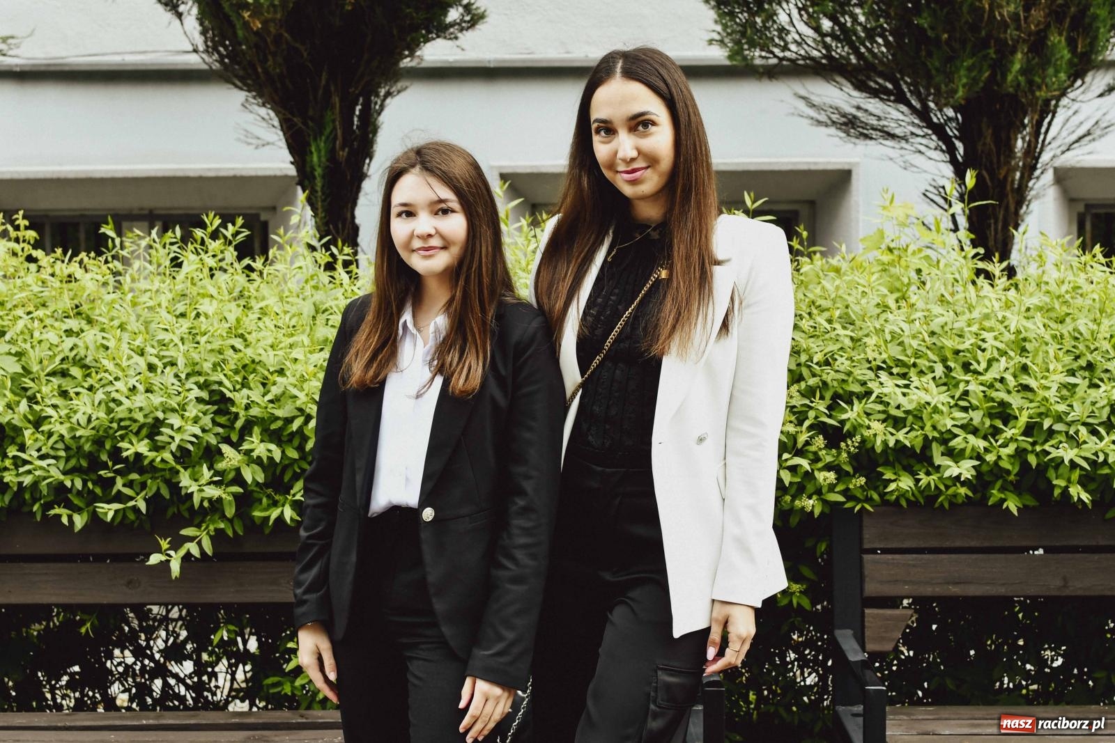 Zdjęcie w galerii na portalu naszraciborz.pl: Absolwenci Mickiewicza piszą egzamin maturalny z języka polskiego wiadomości z regionu