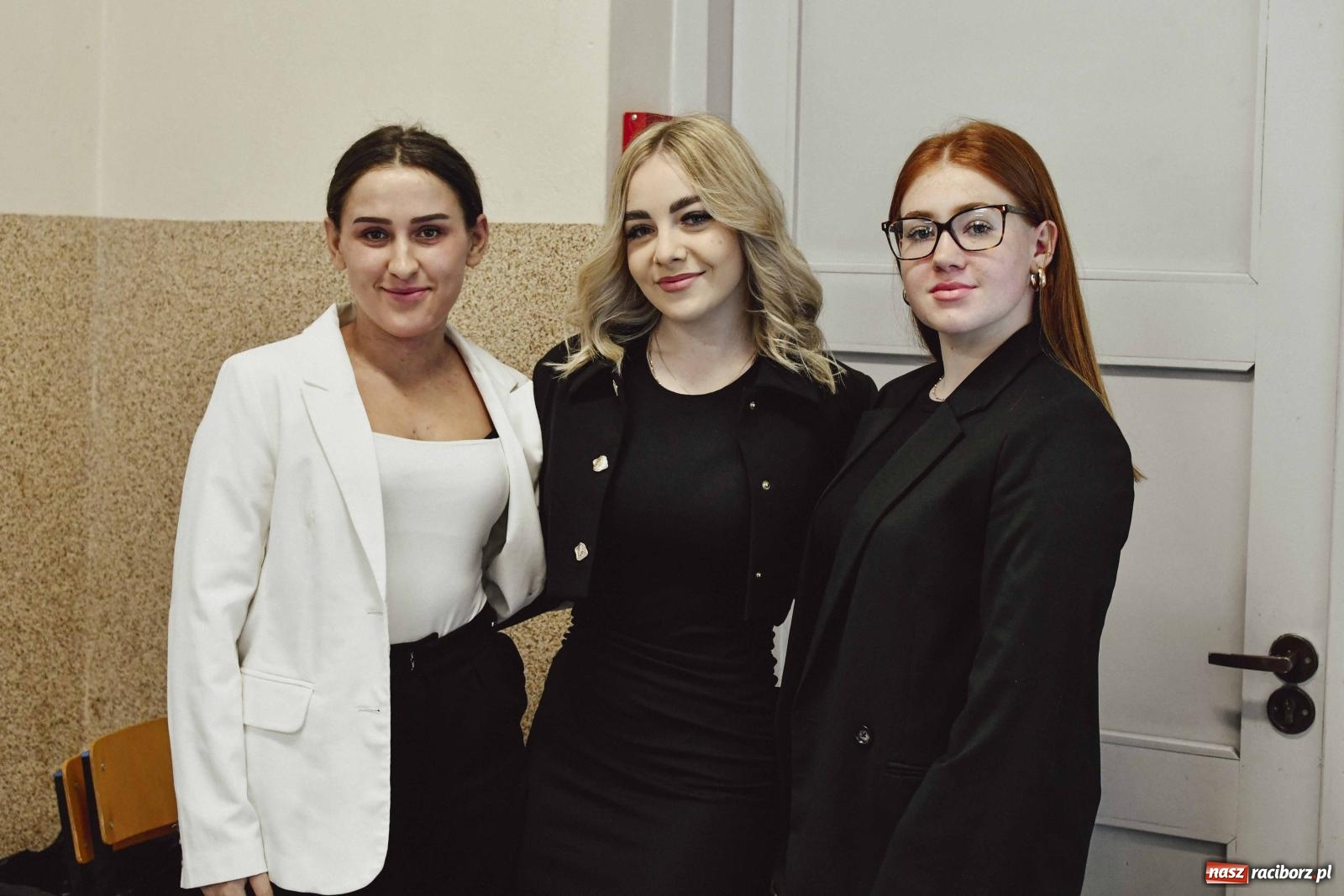 Zdjęcie w galerii na portalu naszraciborz.pl: Absolwenci Mickiewicza piszą egzamin maturalny z języka polskiego wiadomości z regionu