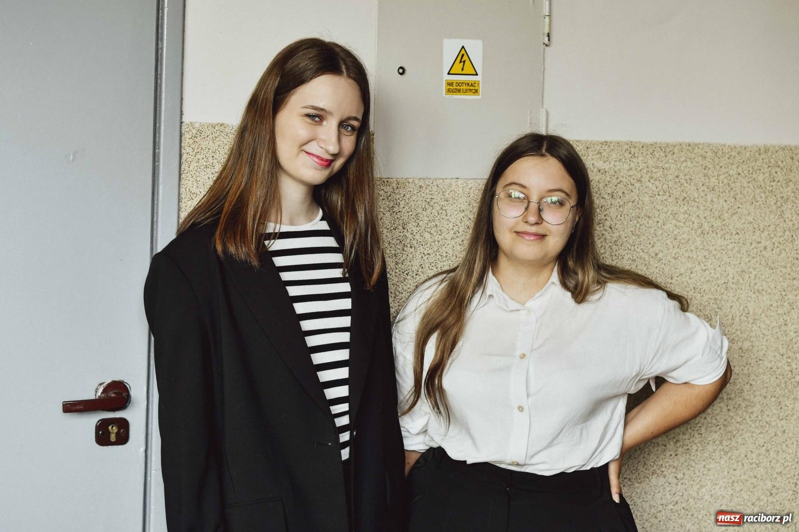 Zdjęcie w galerii na portalu naszraciborz.pl: Absolwenci Mickiewicza piszą egzamin maturalny z języka polskiego wiadomości z regionu