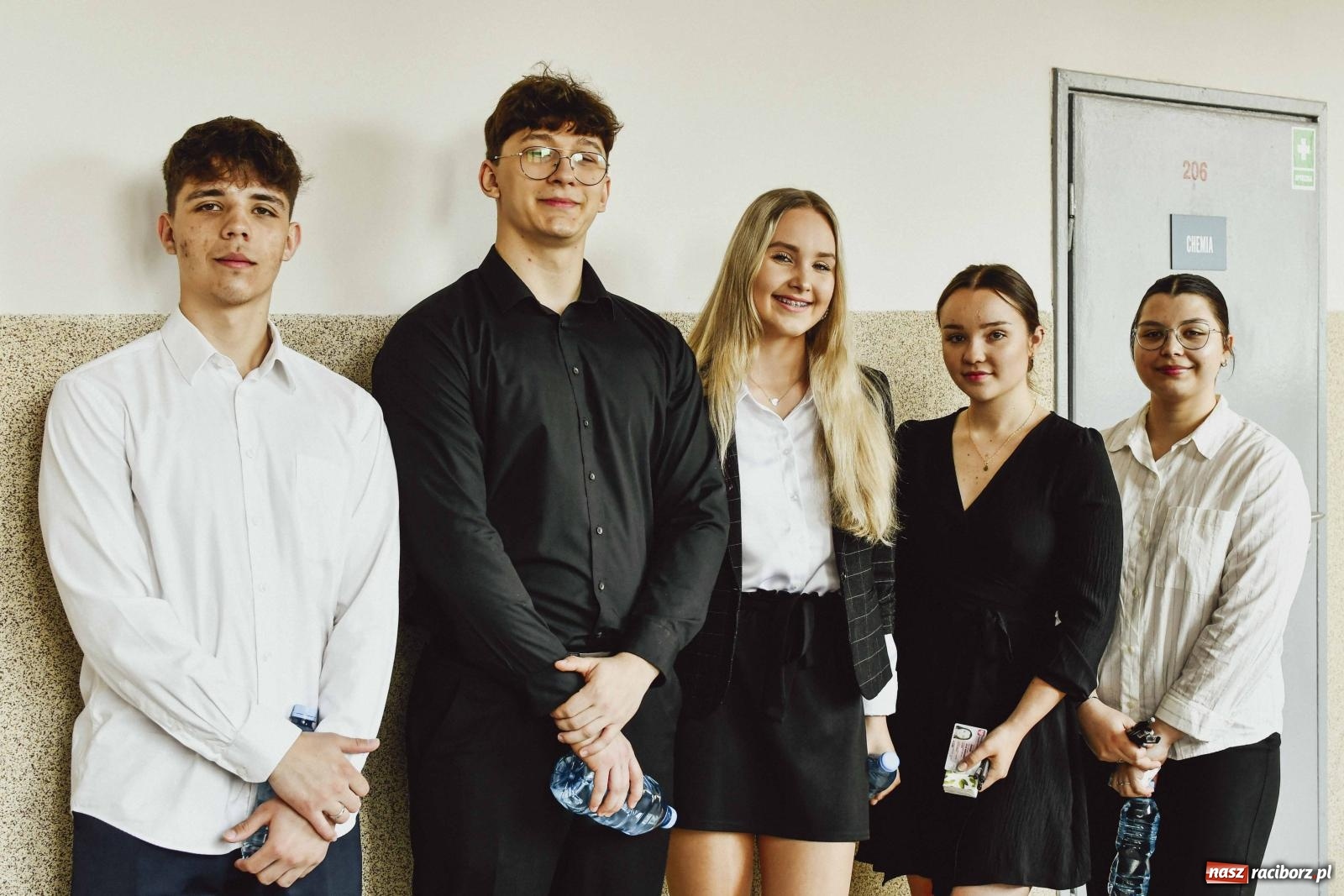 Zdjęcie w galerii na portalu naszraciborz.pl: Absolwenci Mickiewicza piszą egzamin maturalny z języka polskiego wiadomości z regionu