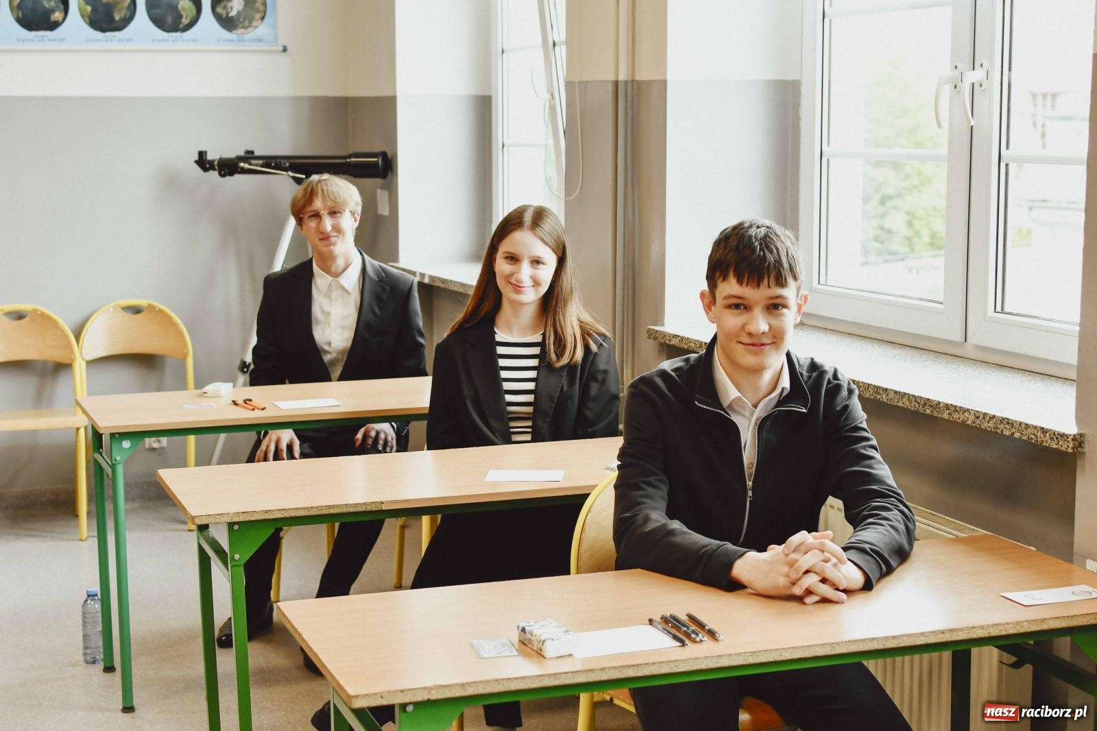 Zdjęcie w galerii na portalu naszraciborz.pl: Absolwenci Mickiewicza piszą egzamin maturalny z języka polskiego wiadomości z regionu