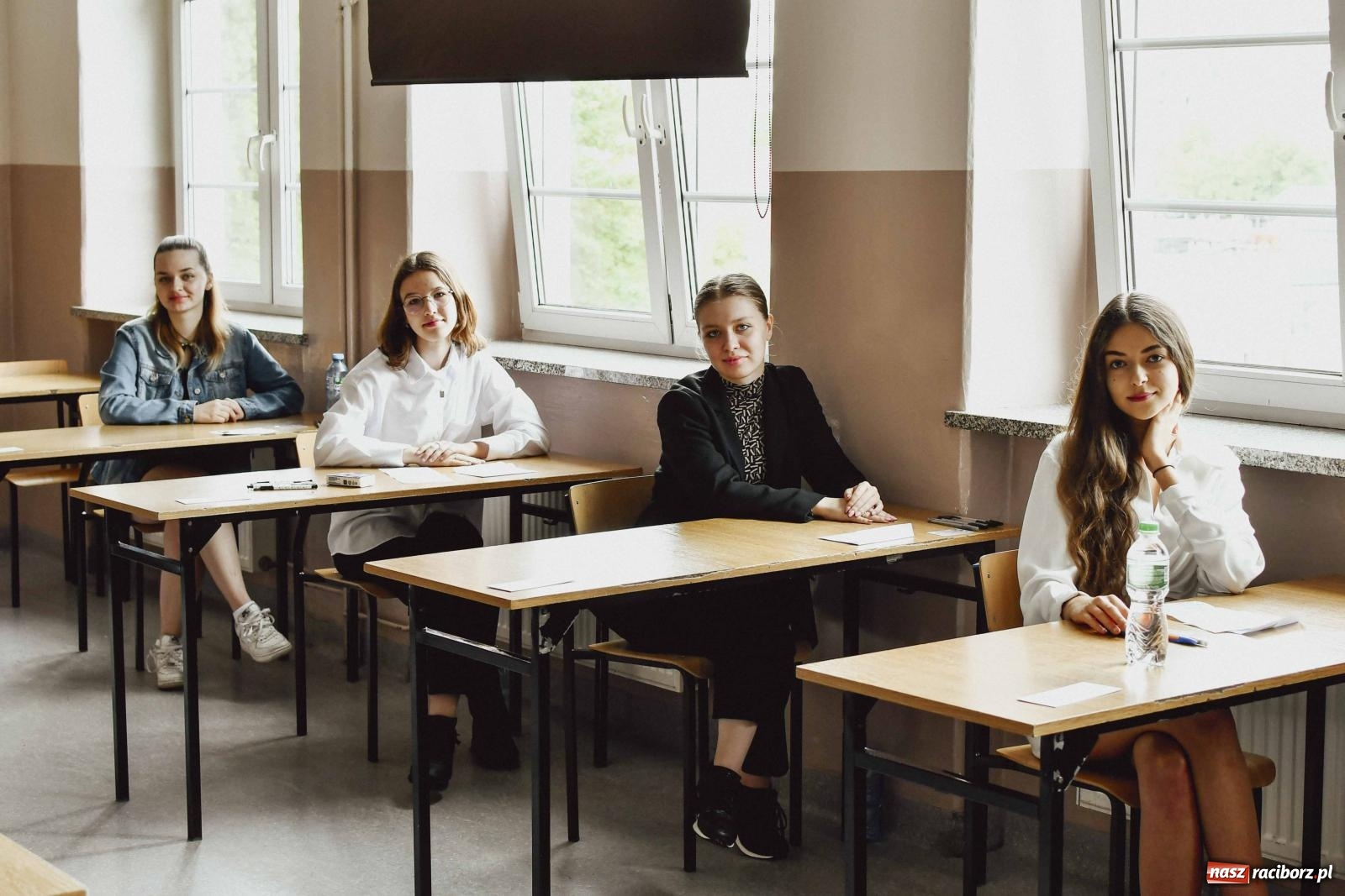 Zdjęcie w galerii na portalu naszraciborz.pl: Absolwenci Mickiewicza piszą egzamin maturalny z języka polskiego wiadomości z regionu