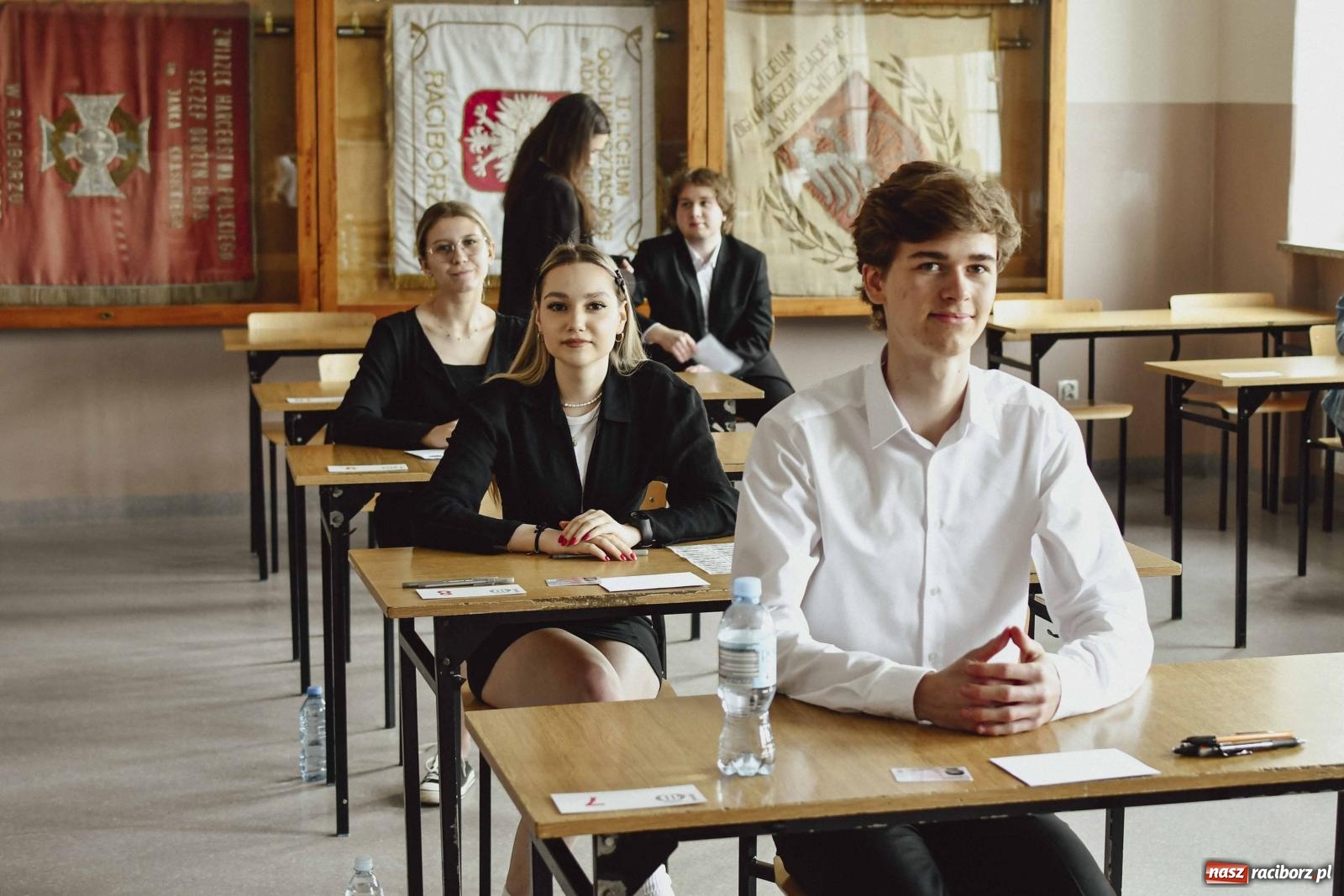 Zdjęcie w galerii na portalu naszraciborz.pl: Absolwenci Mickiewicza piszą egzamin maturalny z języka polskiego wiadomości z regionu