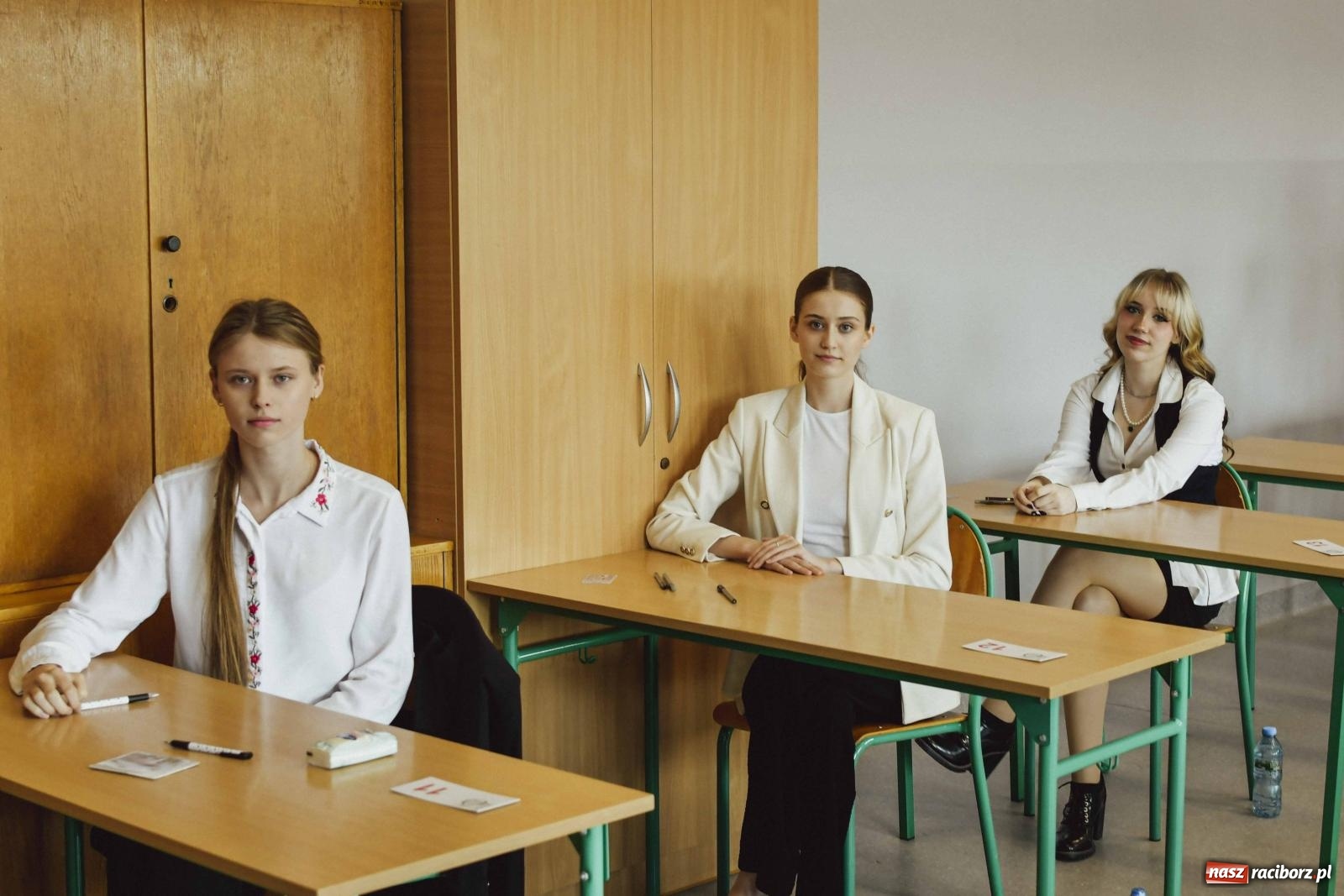 Zdjęcie w galerii na portalu naszraciborz.pl: Absolwenci Mickiewicza piszą egzamin maturalny z języka polskiego wiadomości z regionu