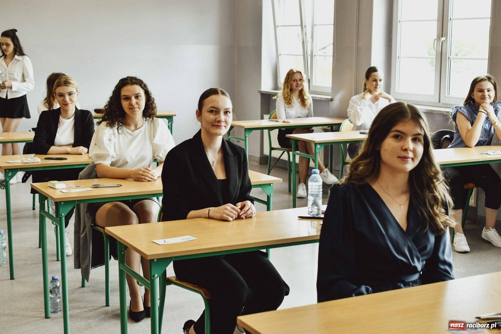 Zdjęcie w galerii na portalu naszraciborz.pl: Absolwenci Mickiewicza piszą egzamin maturalny z języka polskiego wiadomości z regionu