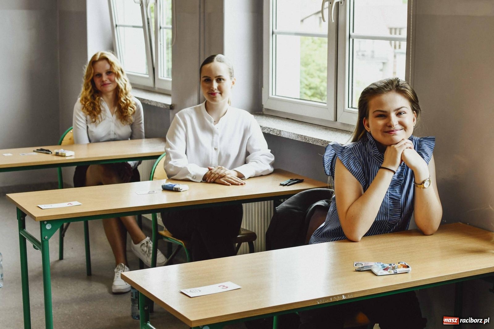 Zdjęcie w galerii na portalu naszraciborz.pl: Absolwenci Mickiewicza piszą egzamin maturalny z języka polskiego wiadomości z regionu