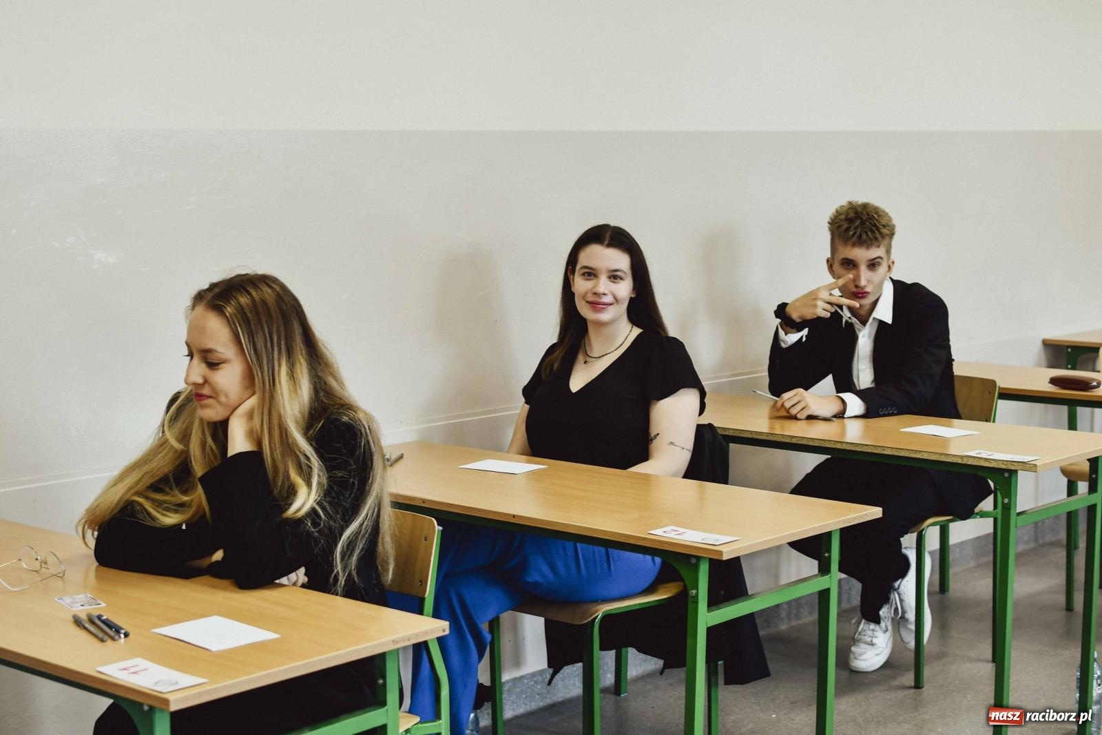 Zdjęcie w galerii na portalu naszraciborz.pl: Absolwenci Mickiewicza piszą egzamin maturalny z języka polskiego wiadomości z regionu