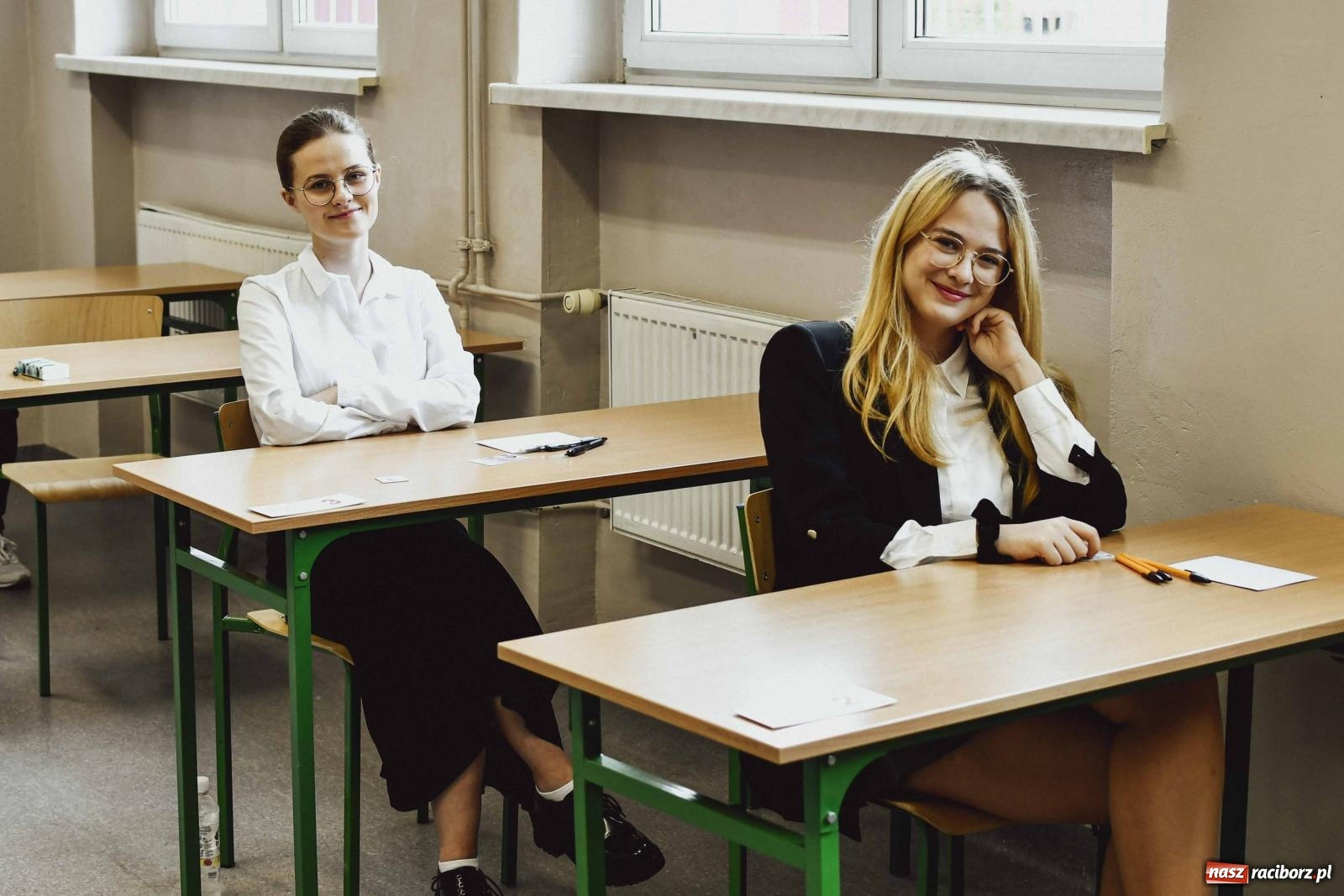 Zdjęcie w galerii na portalu naszraciborz.pl: Absolwenci Mickiewicza piszą egzamin maturalny z języka polskiego wiadomości z regionu