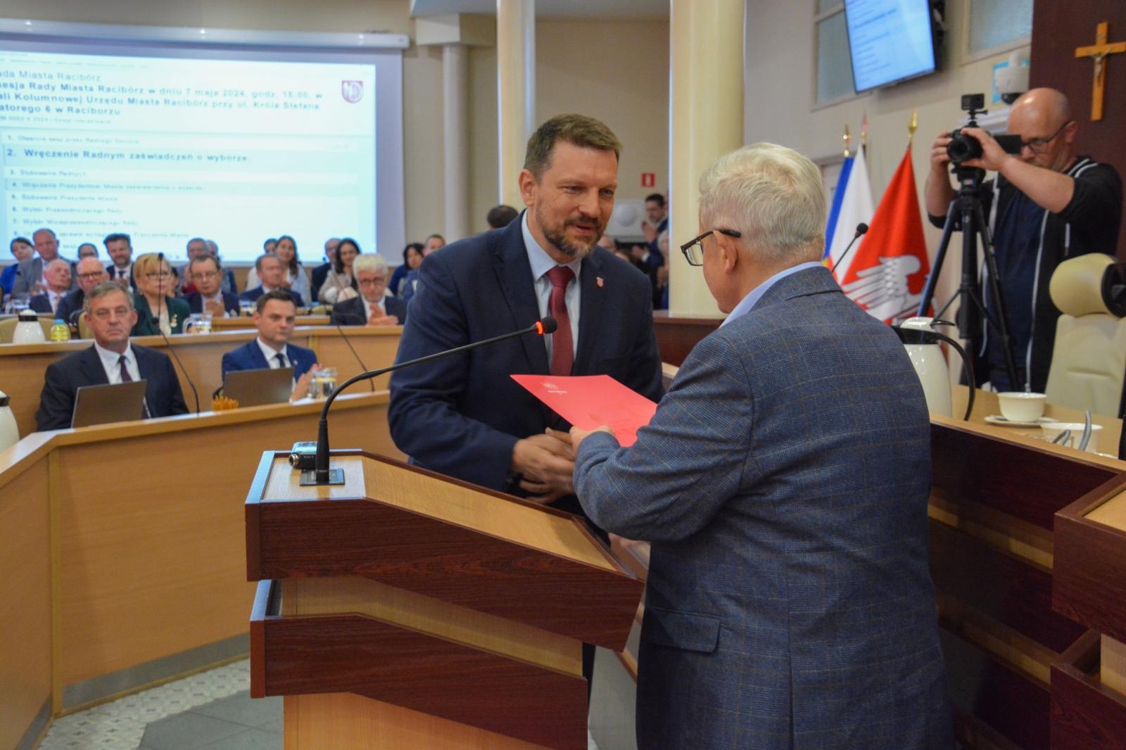 Zdjęcie w galerii na portalu naszraciborz.pl: Jacek Wojciechowicz złożył ślubowanie. Zdradził, jakie będą pierwsze działania wiadomości z regionu