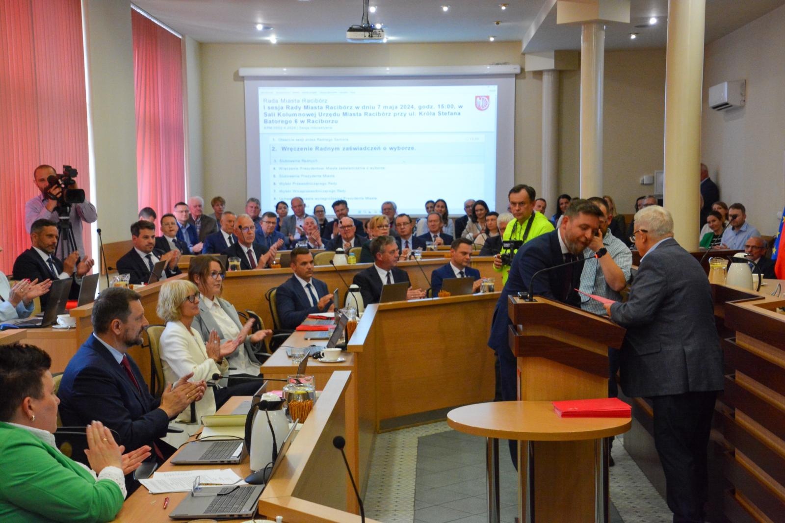 Zdjęcie w galerii na portalu naszraciborz.pl: Jacek Wojciechowicz złożył ślubowanie. Zdradził, jakie będą pierwsze działania wiadomości z regionu