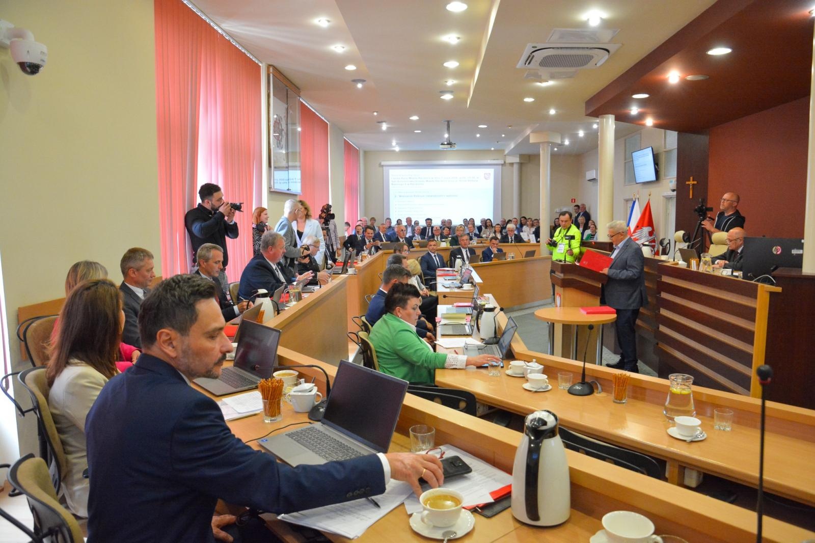 Zdjęcie w galerii na portalu naszraciborz.pl: Jacek Wojciechowicz złożył ślubowanie. Zdradził, jakie będą pierwsze działania wiadomości z regionu