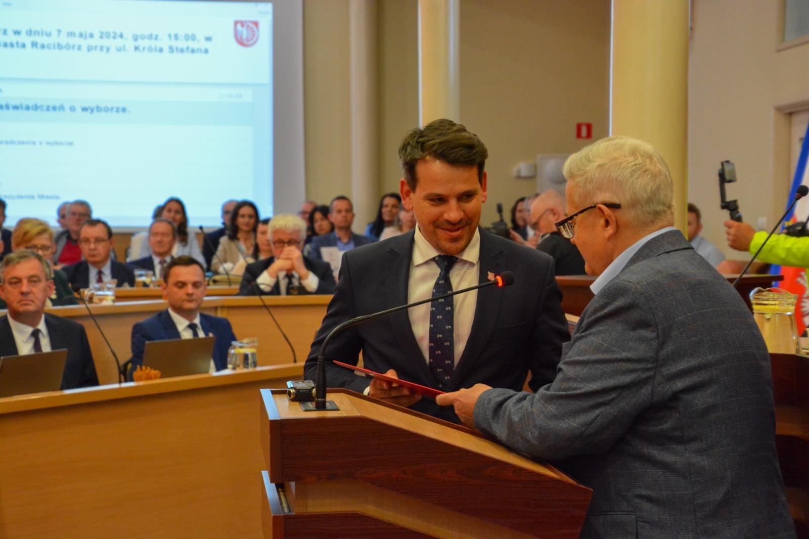 Zdjęcie w galerii na portalu naszraciborz.pl: Jacek Wojciechowicz złożył ślubowanie. Zdradził, jakie będą pierwsze działania wiadomości z regionu