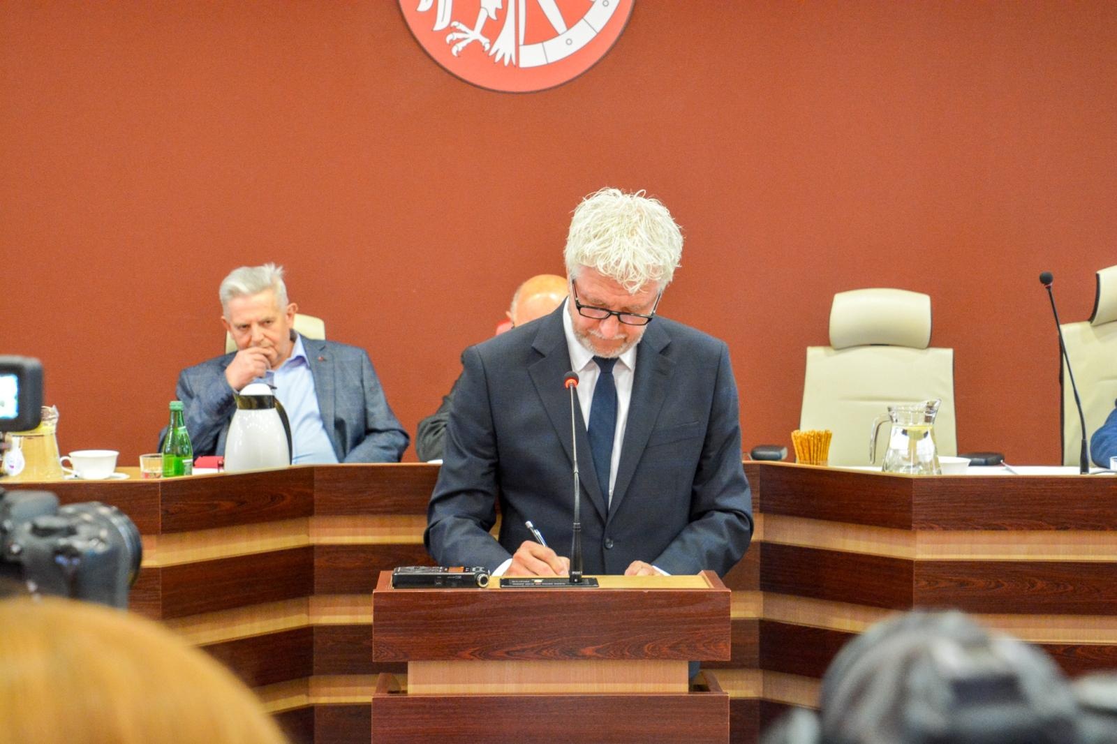 Zdjęcie w galerii na portalu naszraciborz.pl: Jacek Wojciechowicz złożył ślubowanie. Zdradził, jakie będą pierwsze działania wiadomości z regionu