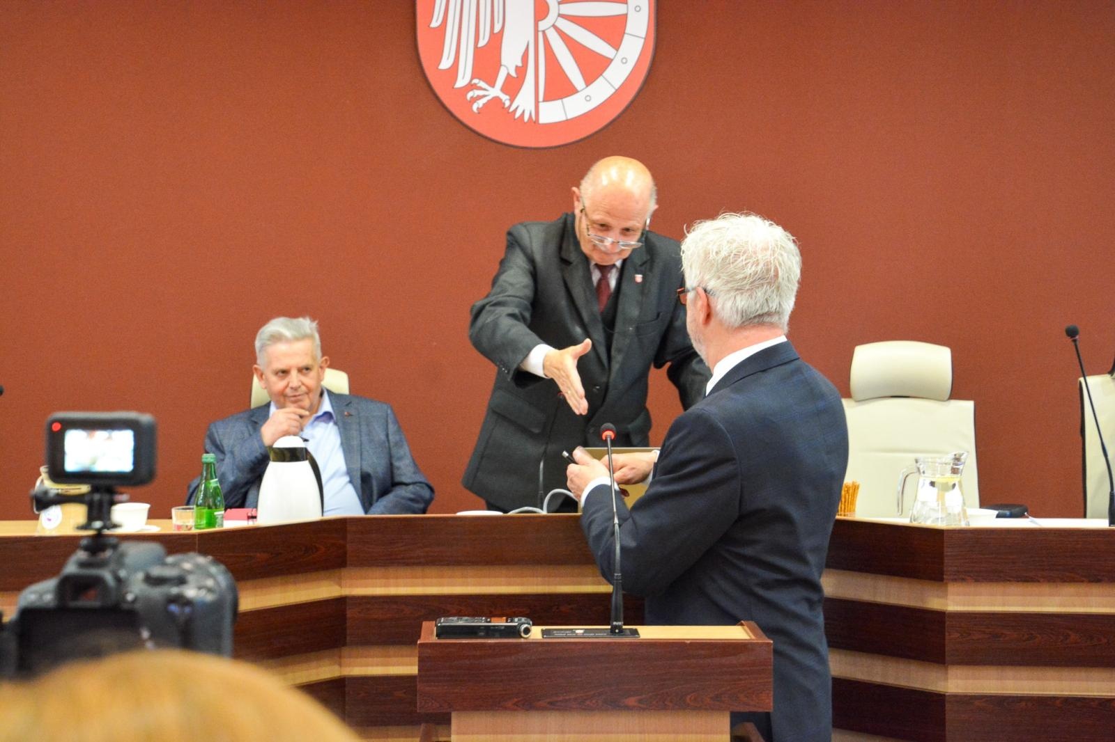 Zdjęcie w galerii na portalu naszraciborz.pl: Jacek Wojciechowicz złożył ślubowanie. Zdradził, jakie będą pierwsze działania wiadomości z regionu