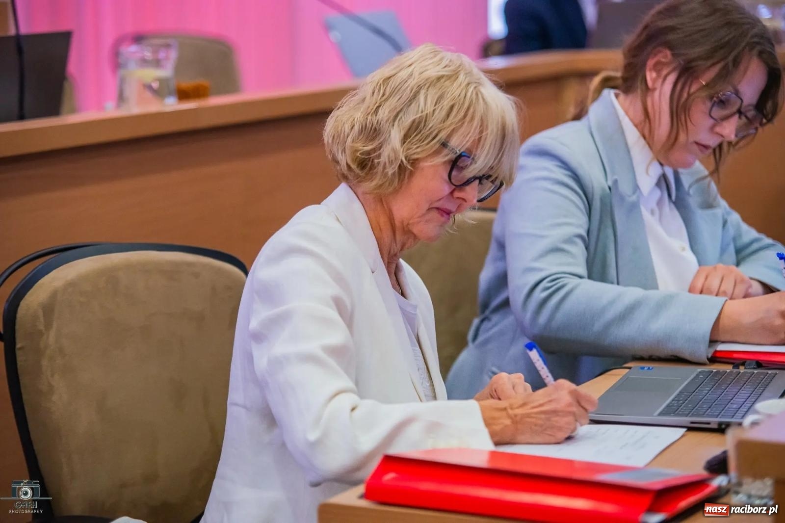 Zdjęcie w galerii na portalu naszraciborz.pl: Justyna Święty-Ersetic złożyła ślubowanie, Mirosław Lenk szefem rady. Rządząca większość podzieliła komisje wiadomości z regionu