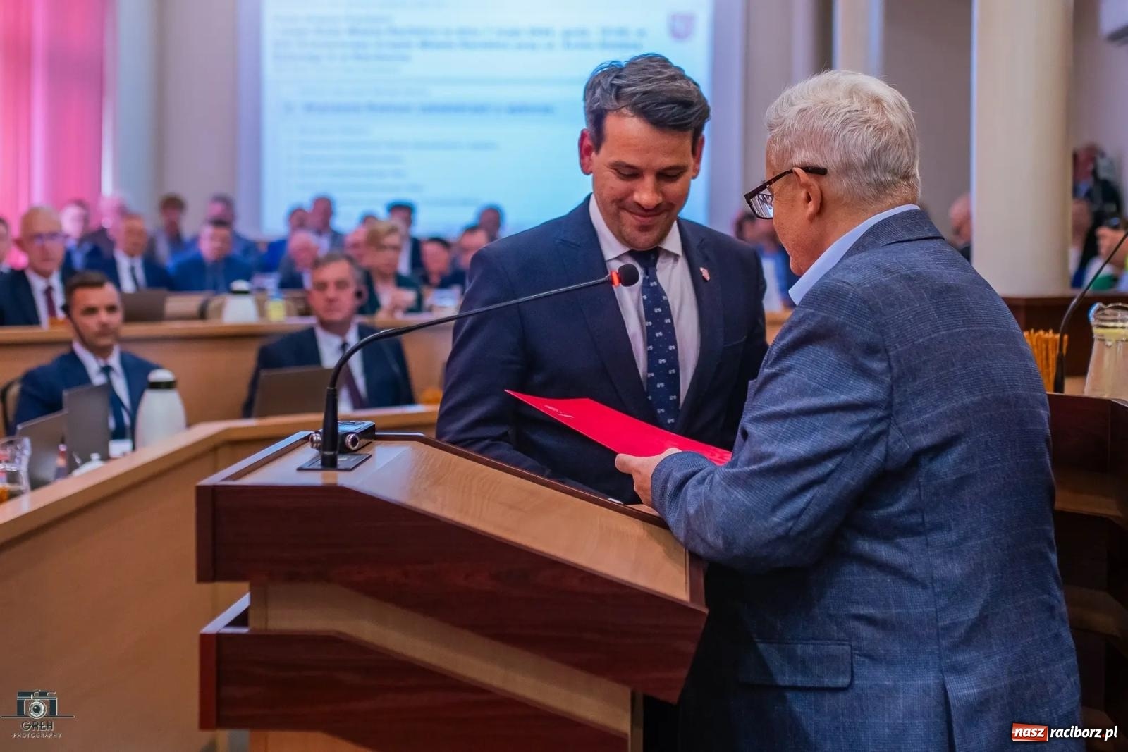 Zdjęcie w galerii na portalu naszraciborz.pl: Justyna Święty-Ersetic złożyła ślubowanie, Mirosław Lenk szefem rady. Rządząca większość podzieliła komisje wiadomości z regionu