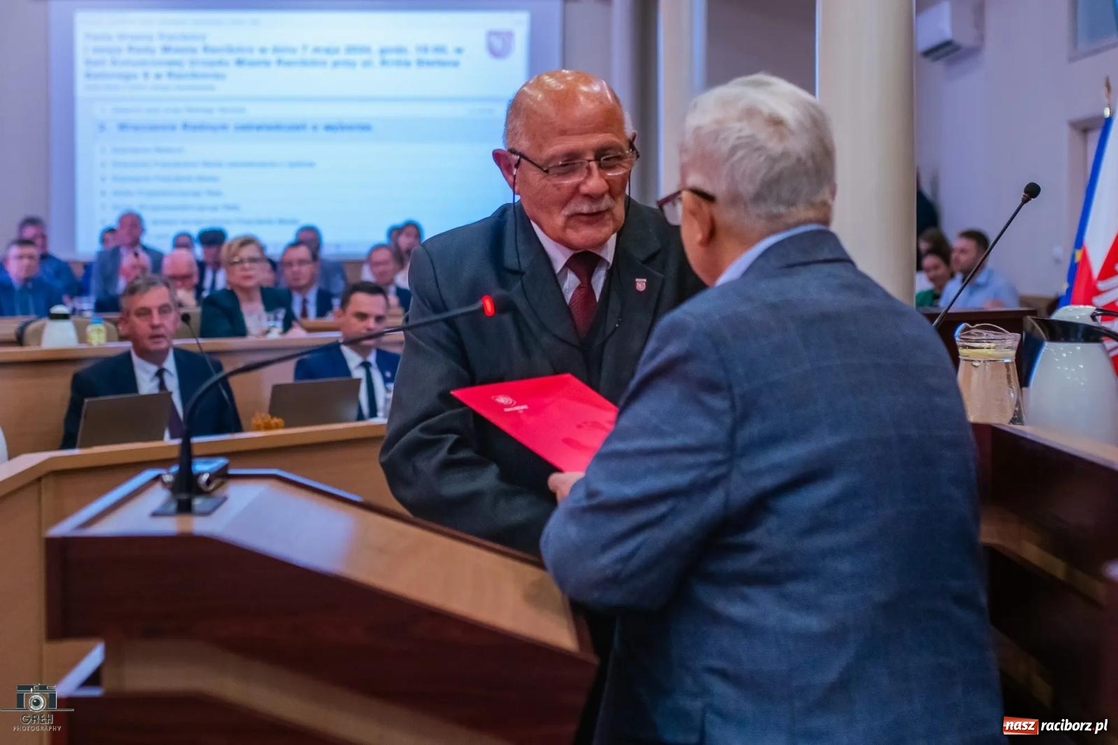 Zdjęcie w galerii na portalu naszraciborz.pl: Justyna Święty-Ersetic złożyła ślubowanie, Mirosław Lenk szefem rady. Rządząca większość podzieliła komisje wiadomości z regionu