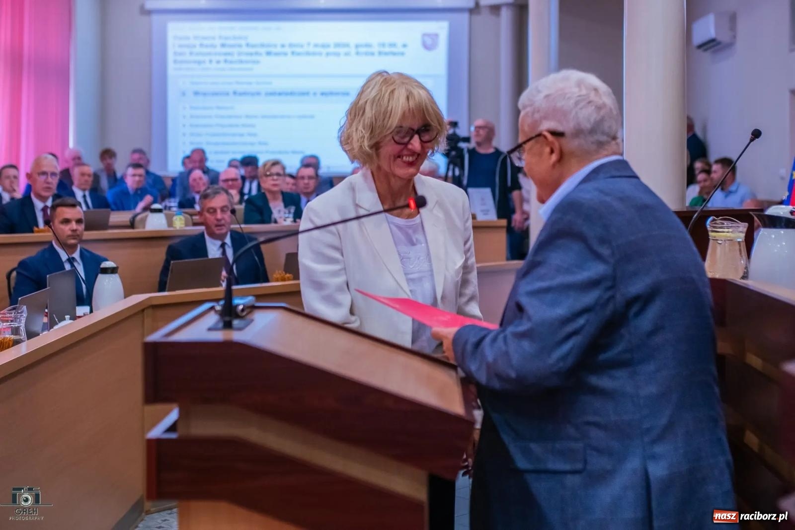 Zdjęcie w galerii na portalu naszraciborz.pl: Justyna Święty-Ersetic złożyła ślubowanie, Mirosław Lenk szefem rady. Rządząca większość podzieliła komisje wiadomości z regionu