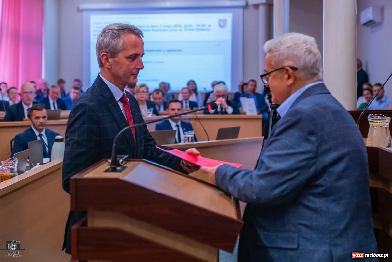 Zdjęcie w galerii na portalu naszraciborz.pl: Justyna Święty-Ersetic złożyła ślubowanie, Mirosław Lenk szefem rady. Rządząca większość podzieliła komisje wiadomości z regionu