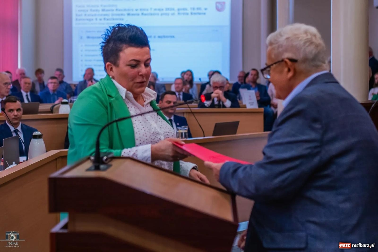 Zdjęcie w galerii na portalu naszraciborz.pl: Justyna Święty-Ersetic złożyła ślubowanie, Mirosław Lenk szefem rady. Rządząca większość podzieliła komisje wiadomości z regionu