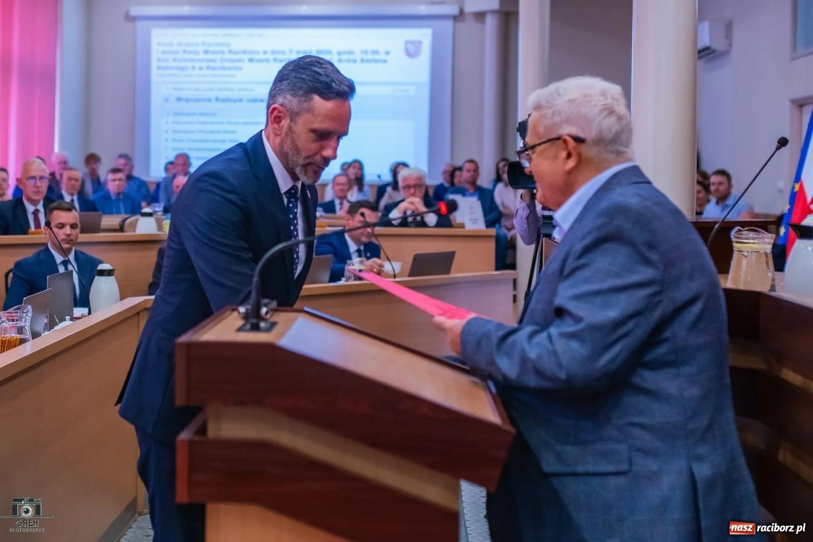 Zdjęcie w galerii na portalu naszraciborz.pl: Justyna Święty-Ersetic złożyła ślubowanie, Mirosław Lenk szefem rady. Rządząca większość podzieliła komisje wiadomości z regionu