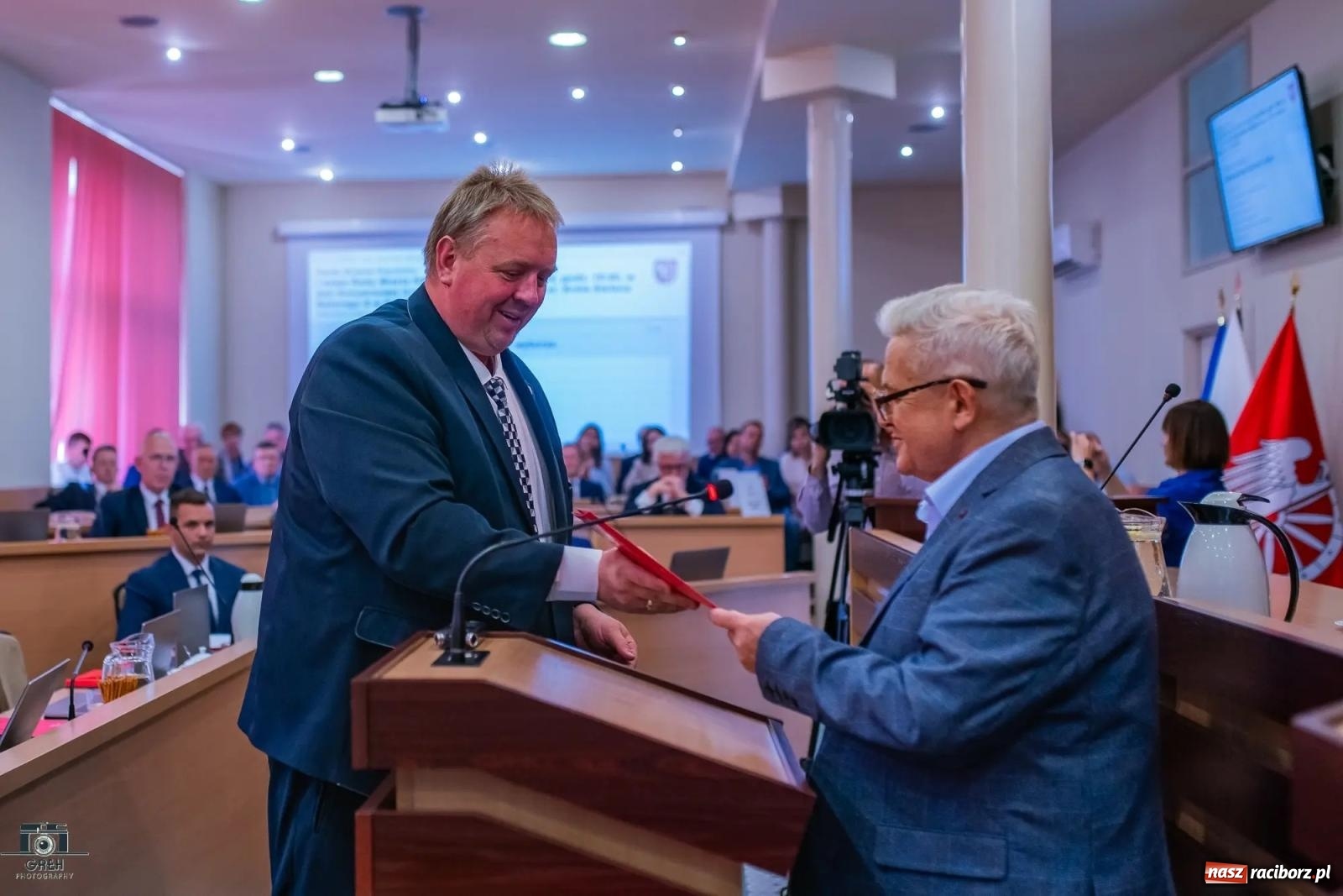 Zdjęcie w galerii na portalu naszraciborz.pl: Justyna Święty-Ersetic złożyła ślubowanie, Mirosław Lenk szefem rady. Rządząca większość podzieliła komisje wiadomości z regionu