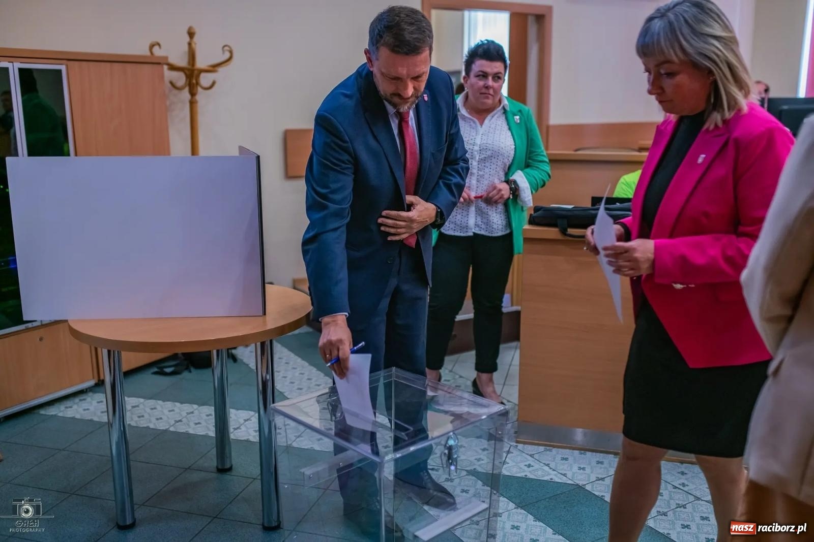 Zdjęcie w galerii na portalu naszraciborz.pl: Justyna Święty-Ersetic złożyła ślubowanie, Mirosław Lenk szefem rady. Rządząca większość podzieliła komisje wiadomości z regionu