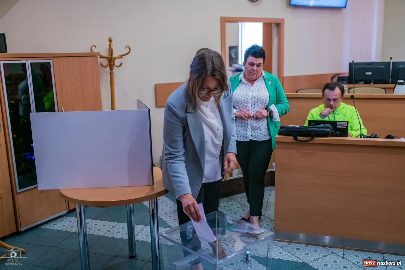 Zdjęcie w galerii na portalu naszraciborz.pl: Justyna Święty-Ersetic złożyła ślubowanie, Mirosław Lenk szefem rady. Rządząca większość podzieliła komisje wiadomości z regionu