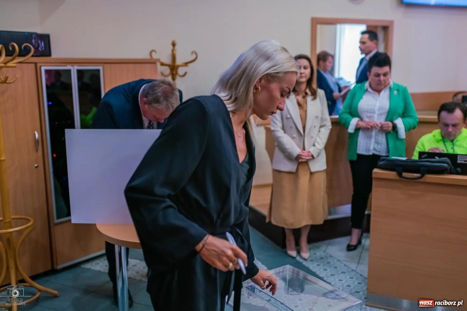 Zdjęcie w galerii na portalu naszraciborz.pl: Justyna Święty-Ersetic złożyła ślubowanie, Mirosław Lenk szefem rady. Rządząca większość podzieliła komisje wiadomości z regionu