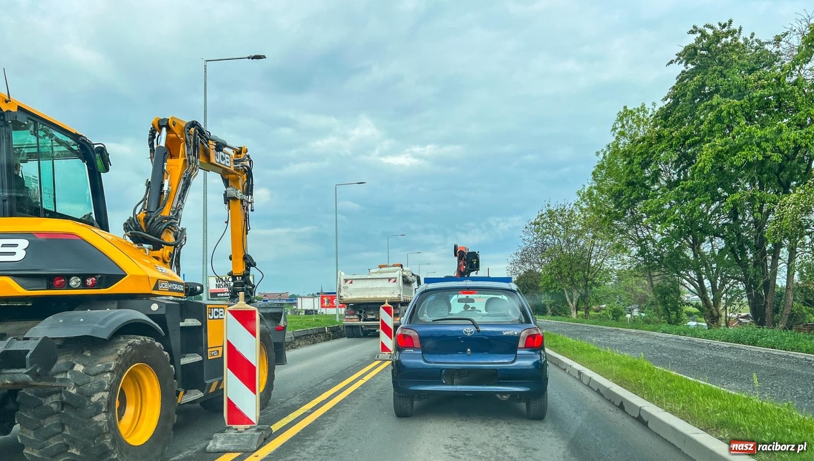 Zdjęcie w galerii na portalu naszraciborz.pl: Poprawili krawężniki, teraz będą frezować. Jak długo potrwają prace na Rybnickiej? wiadomości z regionu