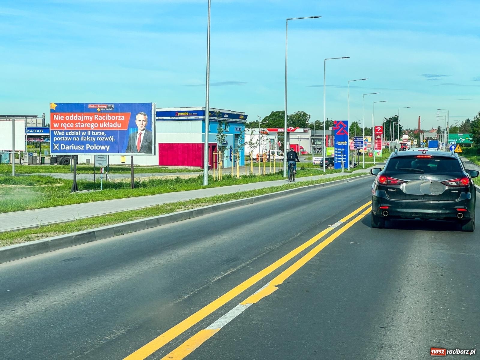 Zdjęcie w galerii na portalu naszraciborz.pl: Poprawili krawężniki, teraz będą frezować. Jak długo potrwają prace na Rybnickiej? wiadomości z regionu