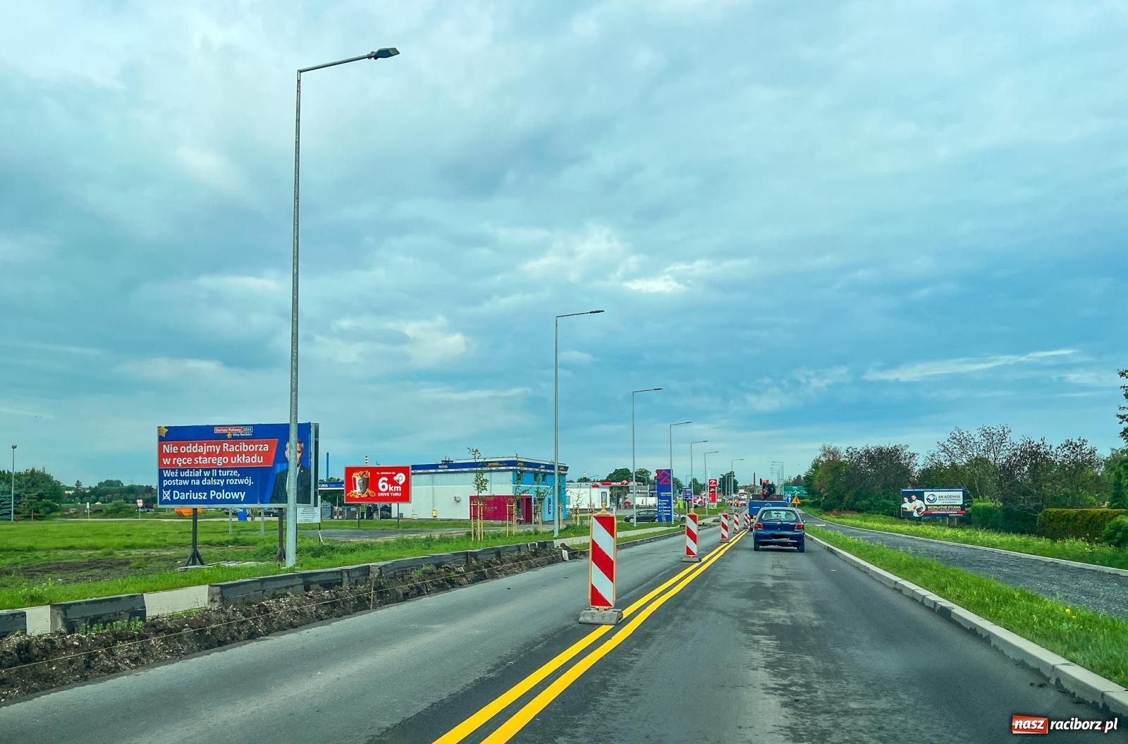 Zdjęcie w galerii na portalu naszraciborz.pl: Poprawili krawężniki, teraz będą frezować. Jak długo potrwają prace na Rybnickiej? wiadomości z regionu