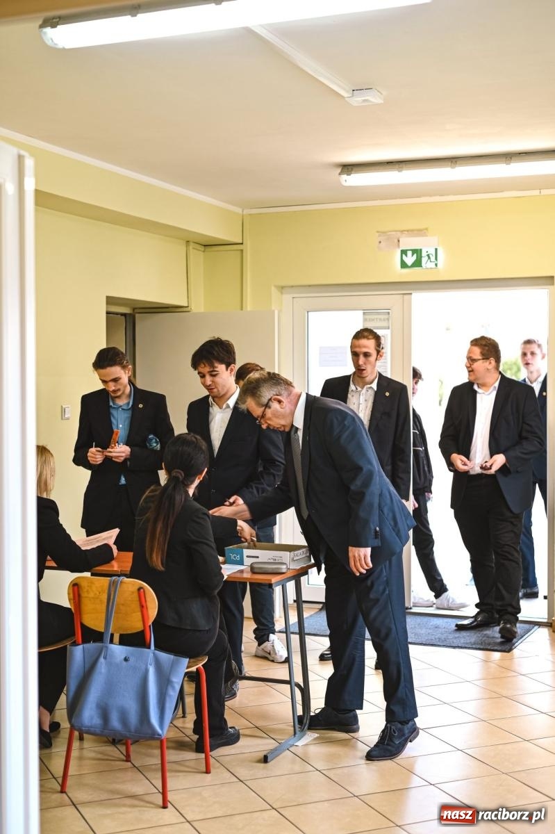 Zdjęcie w galerii na portalu naszraciborz.pl: Matura w raciborskim Mechaniku wiadomości z regionu
