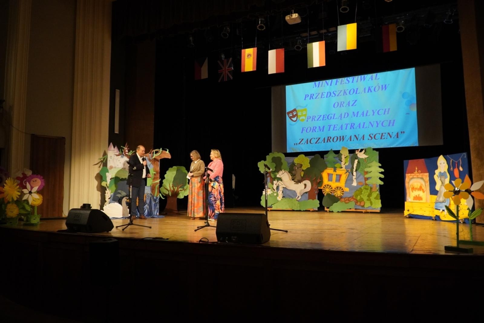 Zdjęcie w galerii na portalu naszraciborz.pl: Mali poligloci na scenie RCK wiadomości z regionu