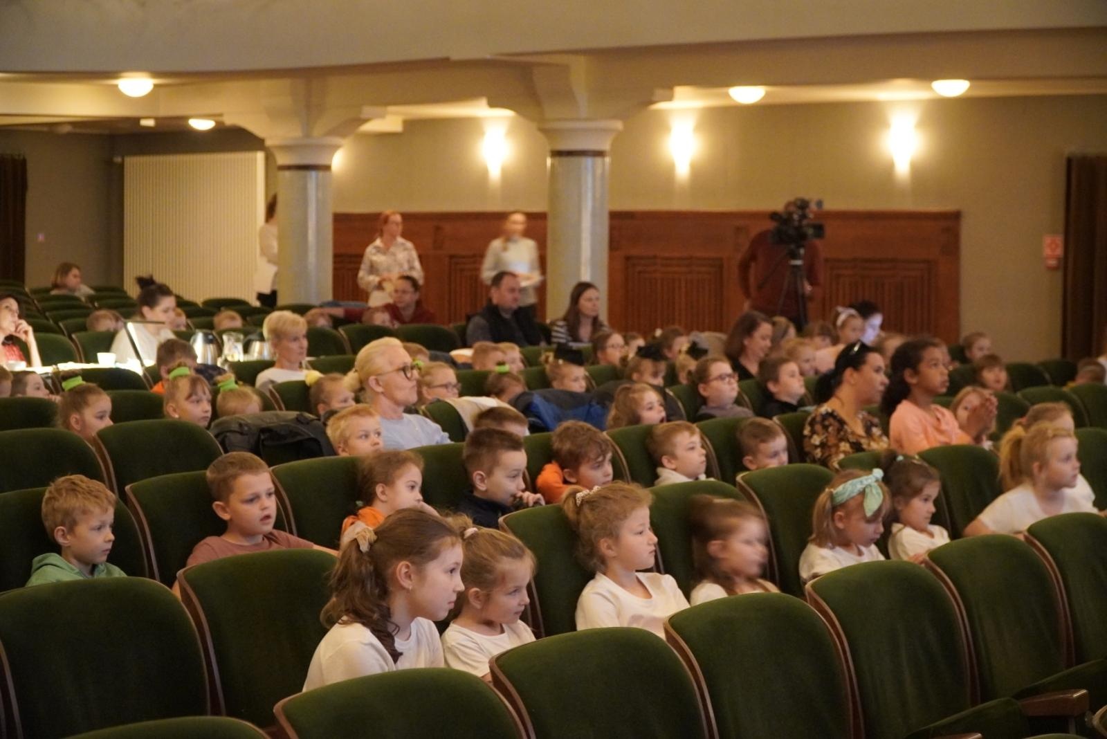 Zdjęcie w galerii na portalu naszraciborz.pl: Mali poligloci na scenie RCK wiadomości z regionu