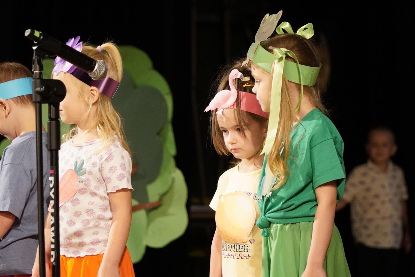 Zdjęcie w galerii na portalu naszraciborz.pl: Mali poligloci na scenie RCK wiadomości z regionu